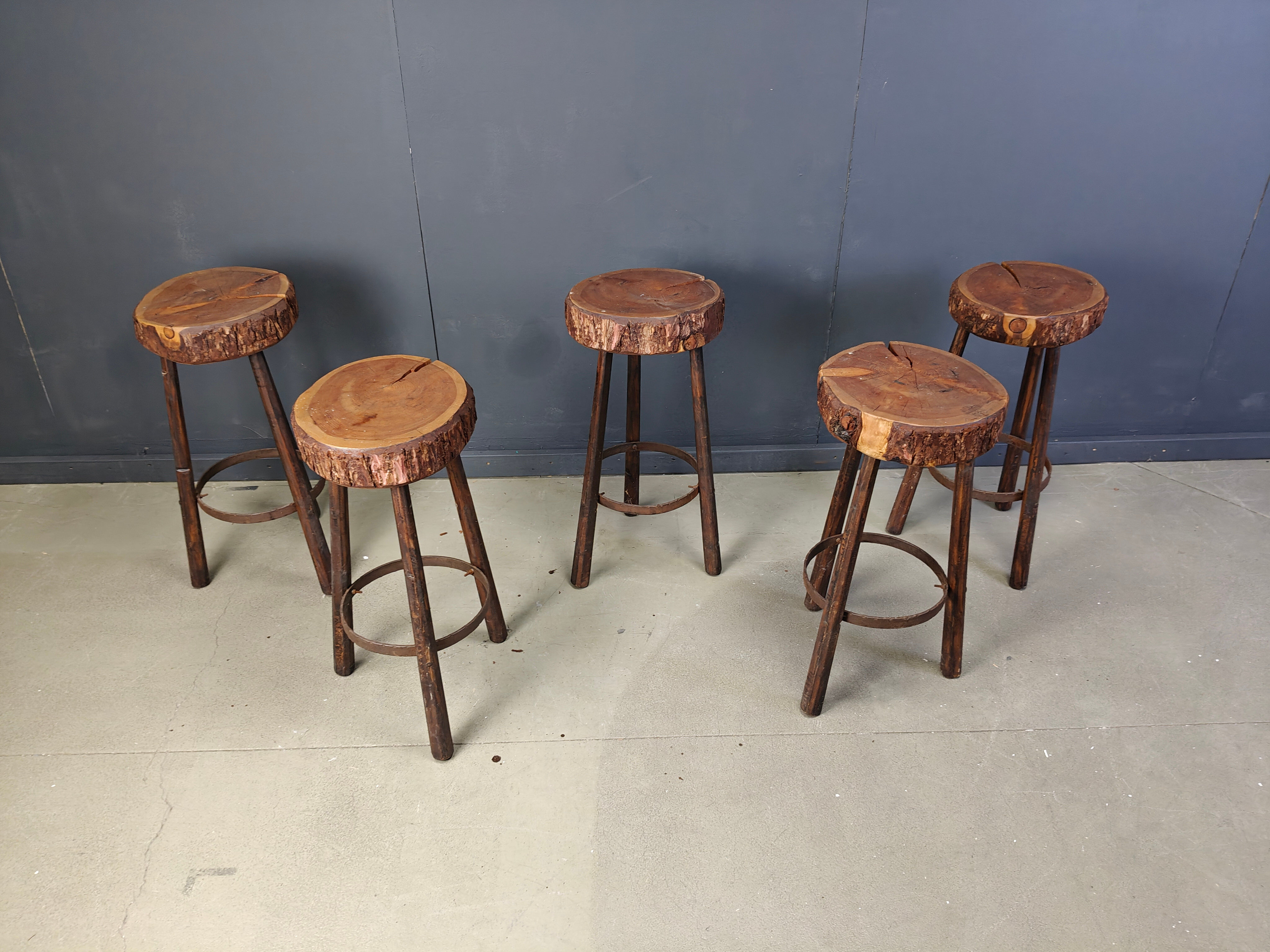 5 tabourets de bar en tronc d'arbre, années 1970