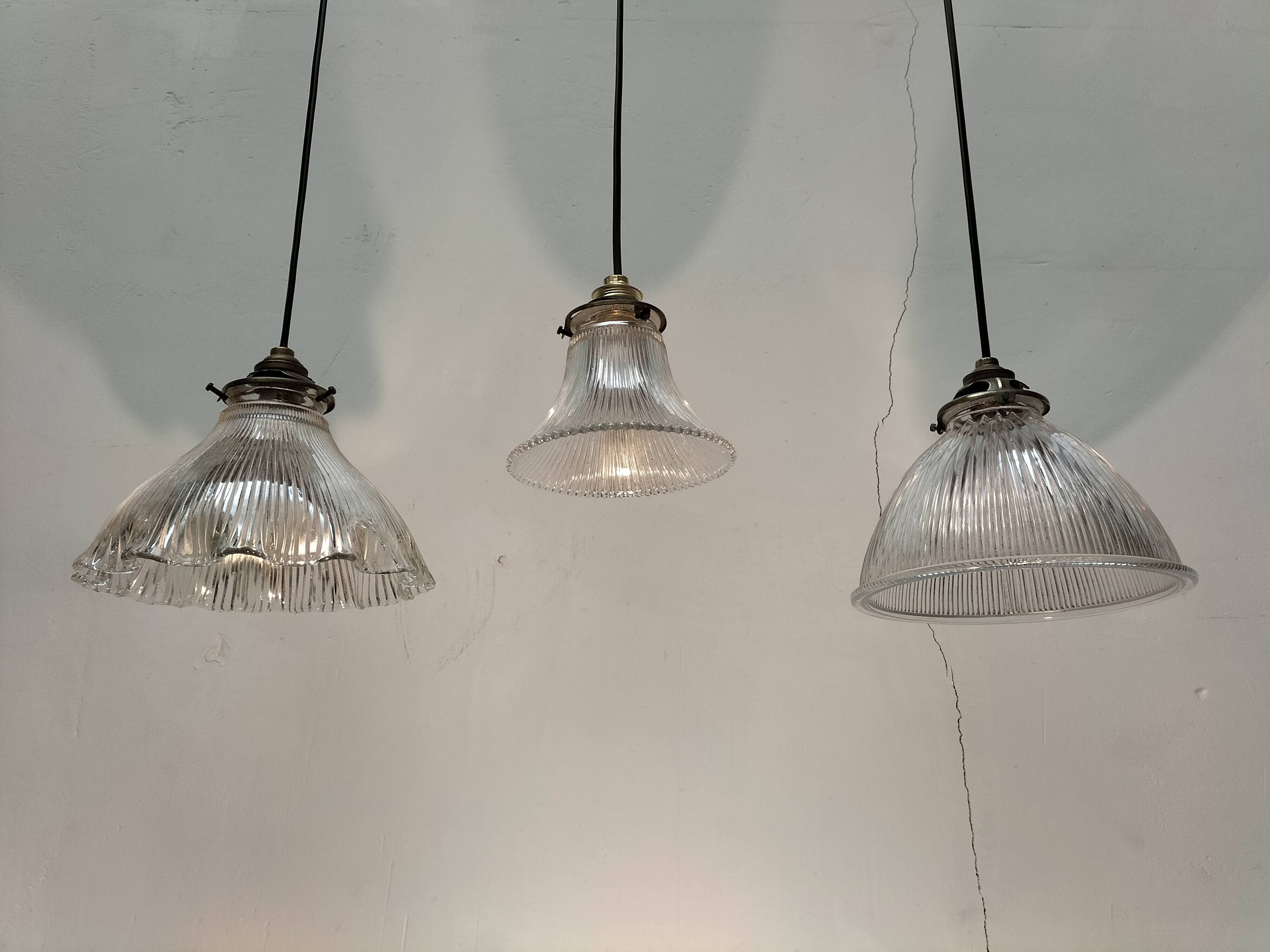 Holophane suspensions