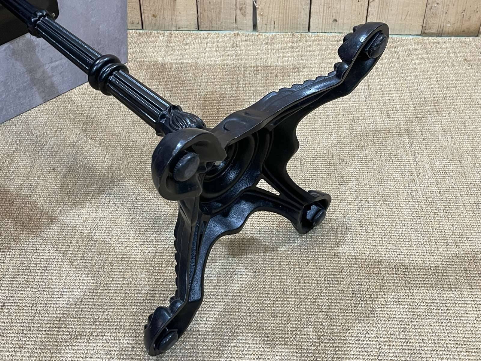 Table bistrot moderne, piétement fonte plateau stratifié