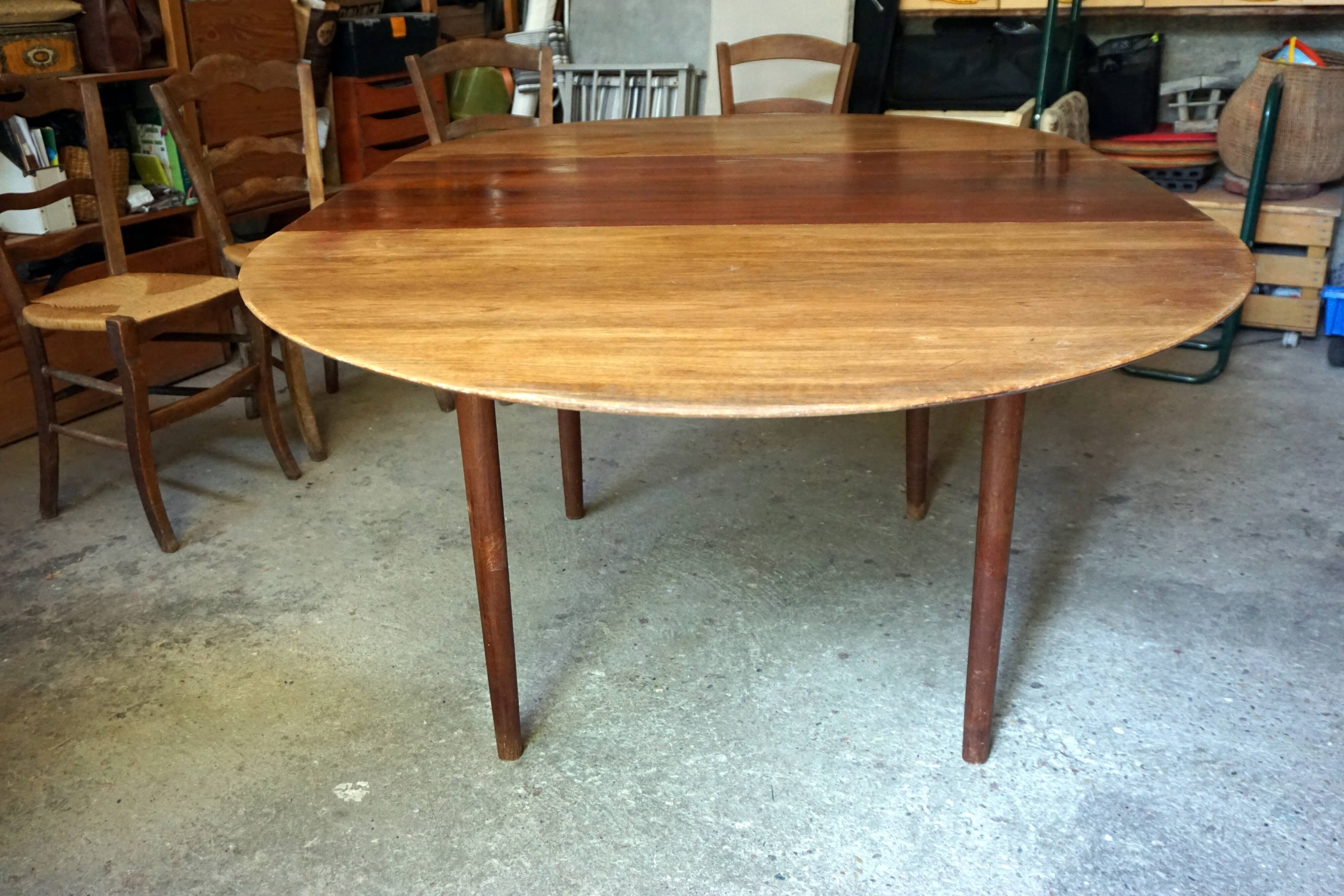 Elégante table ronde en teck avec rallonge