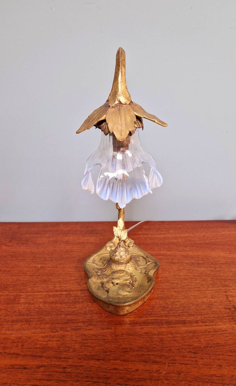 Art Nouveau table lamp in gilded bronze and opalescent glass
