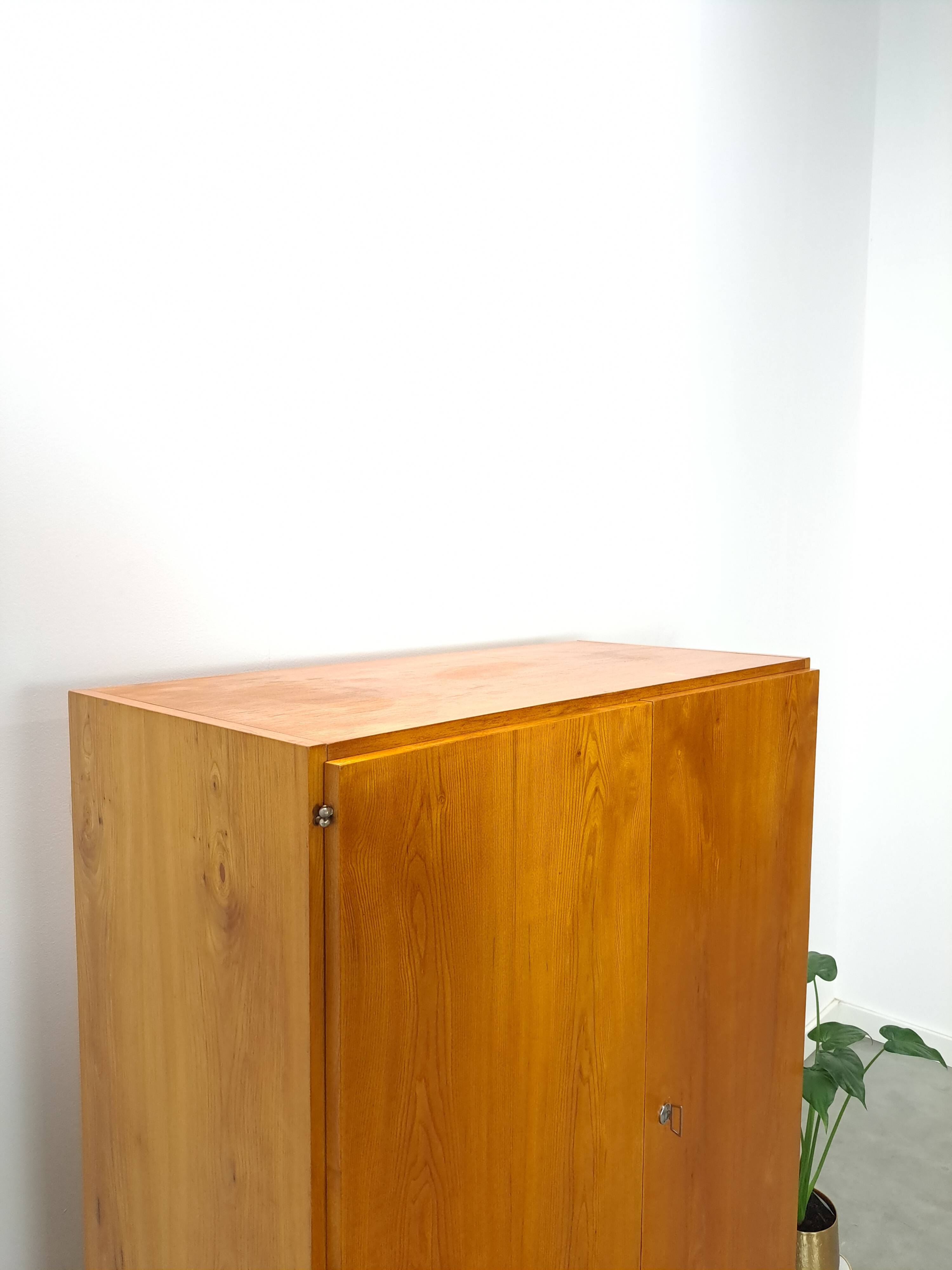 Meuble en placage avec tiroirs et piètement en acier, armoire vintage