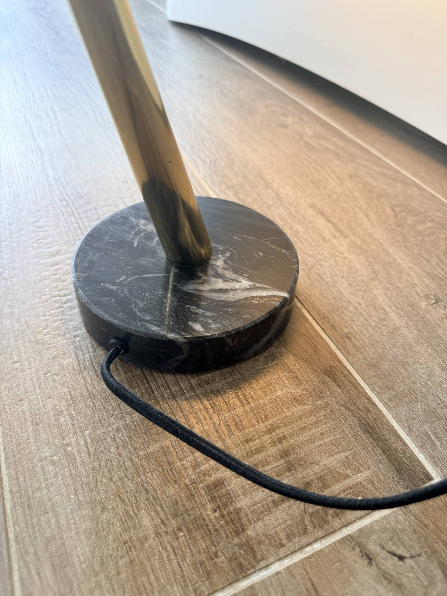 Eichholtz Cordero desk lamp in brass, black metal and marble.