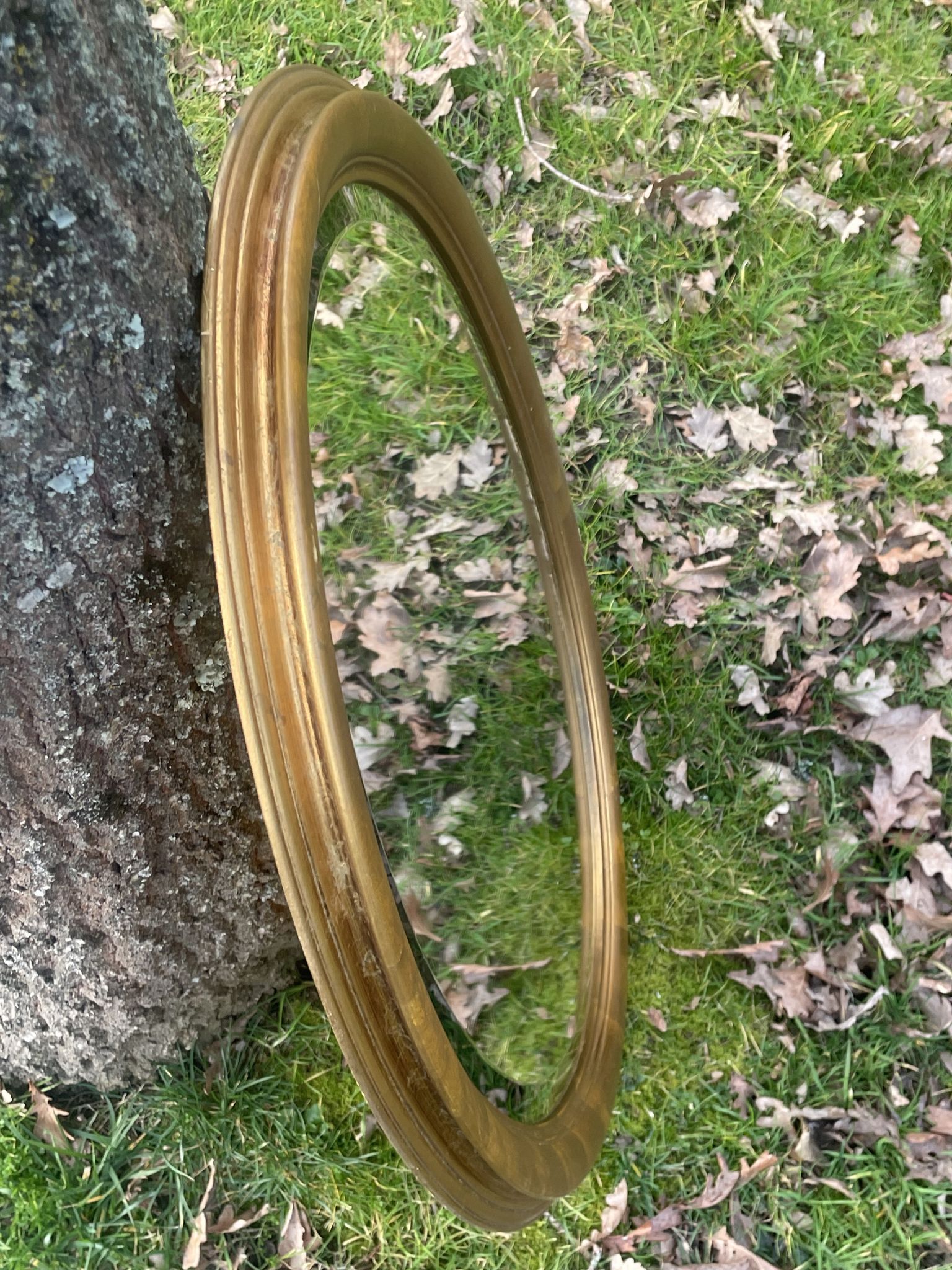 Bevelled golden oval mirror, 79 x 59 cm