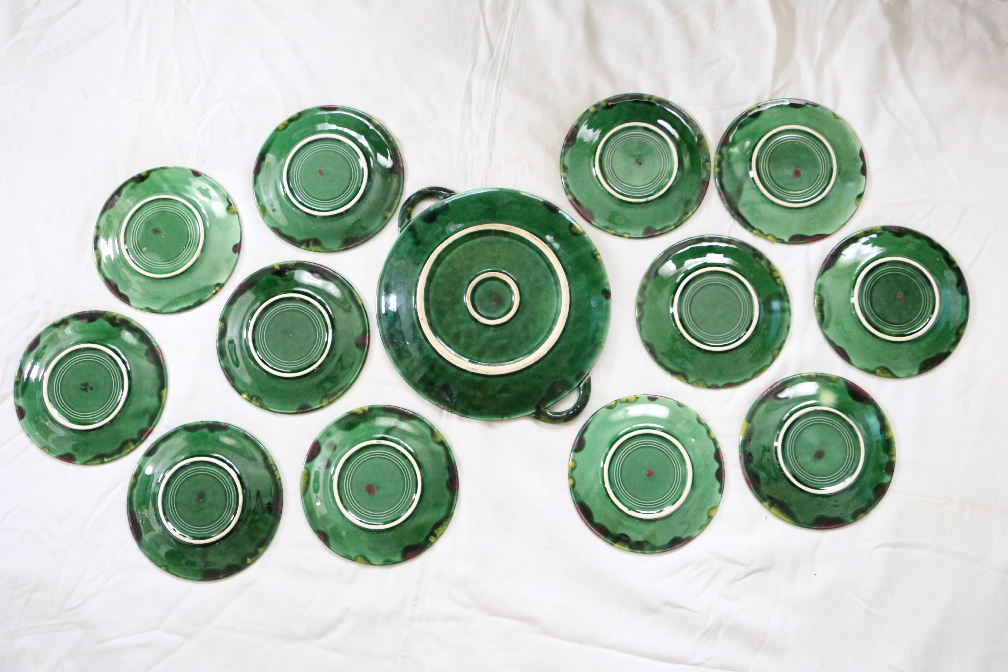 Service à dessert composé de 12 assiettes et plat à oreilles, vintage