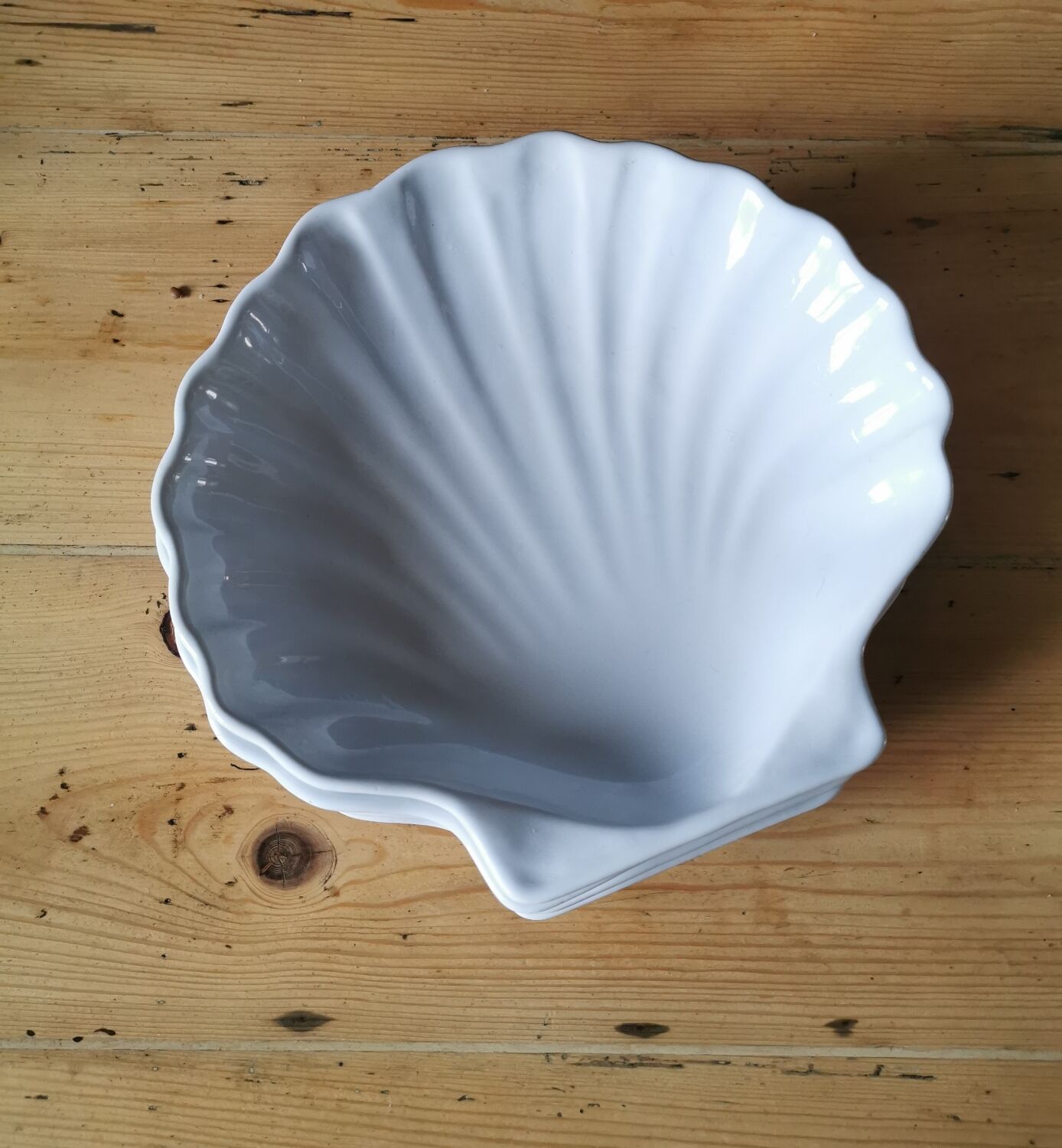 4 Émile Henry shell-shaped dishes