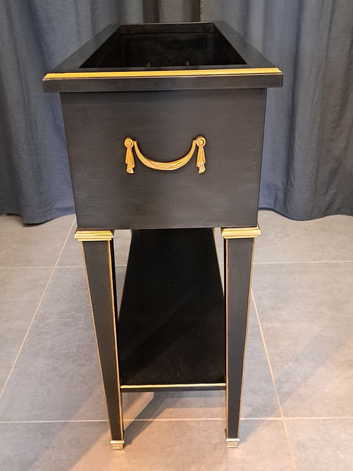 Neoclassical Hirch stamped planter