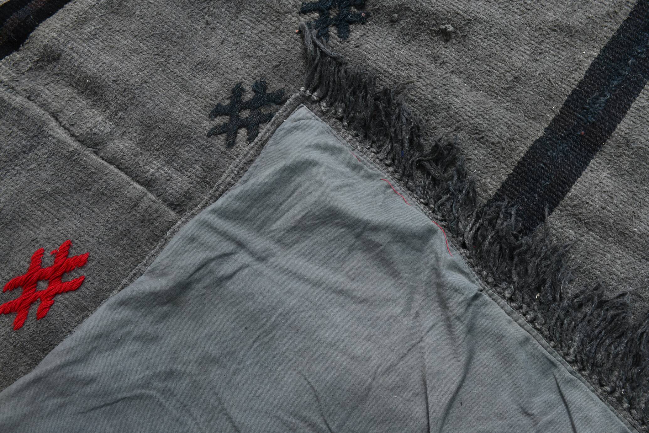 Tapis kilim turc gris et noir de style moderne du milieu du siècle, 190 x 306 cm