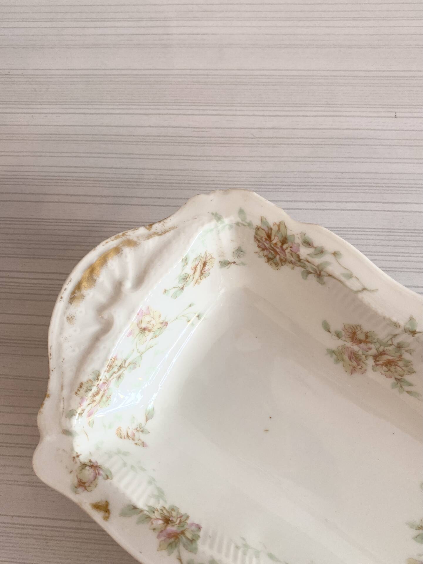 2 antique serving dishes made of Haviland porcelain from the late 19th to early 20th century.