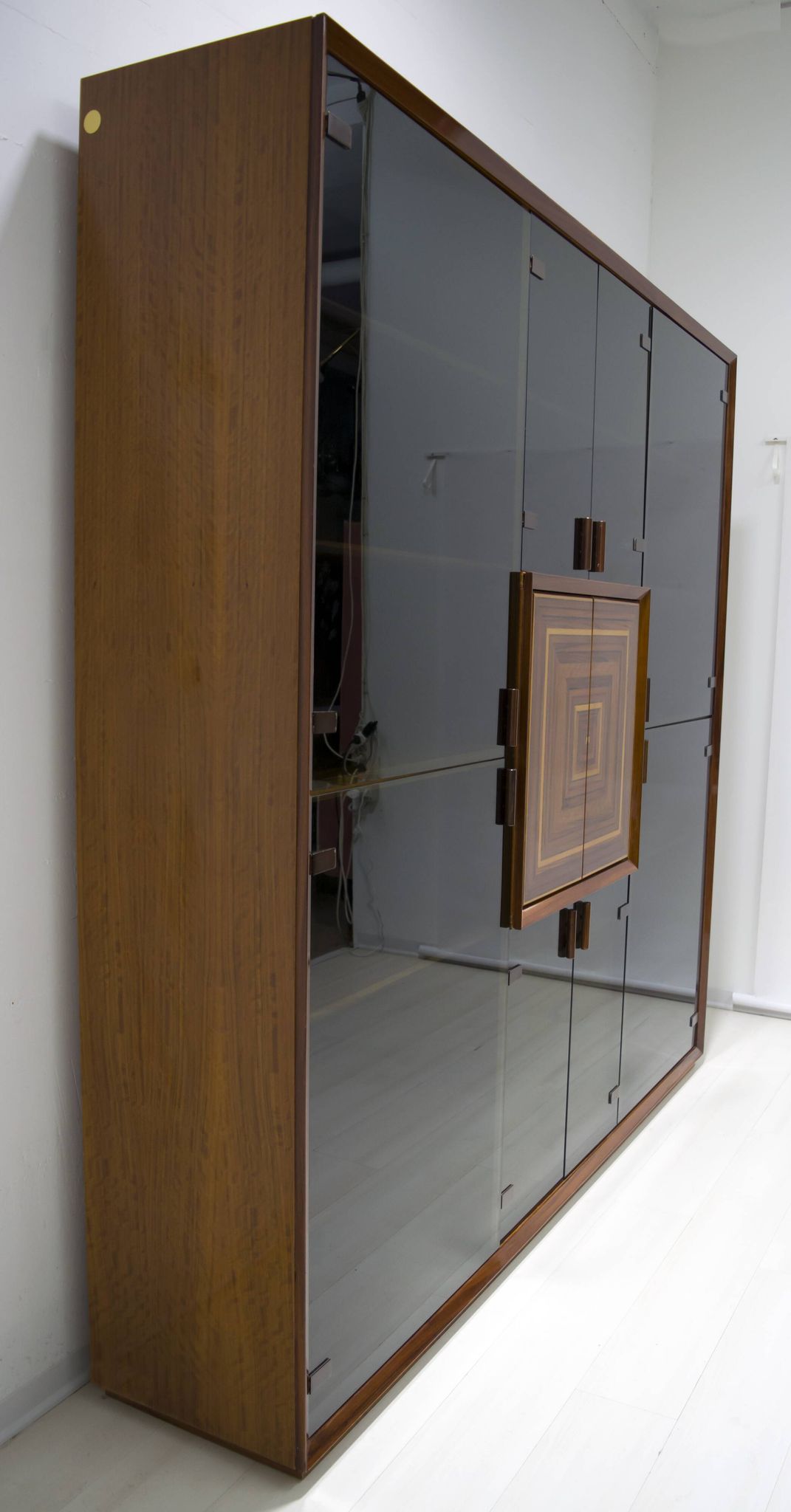 Rare meuble de bar italien marqueté "Paganini", signé Luciano Frigerio, années 1975