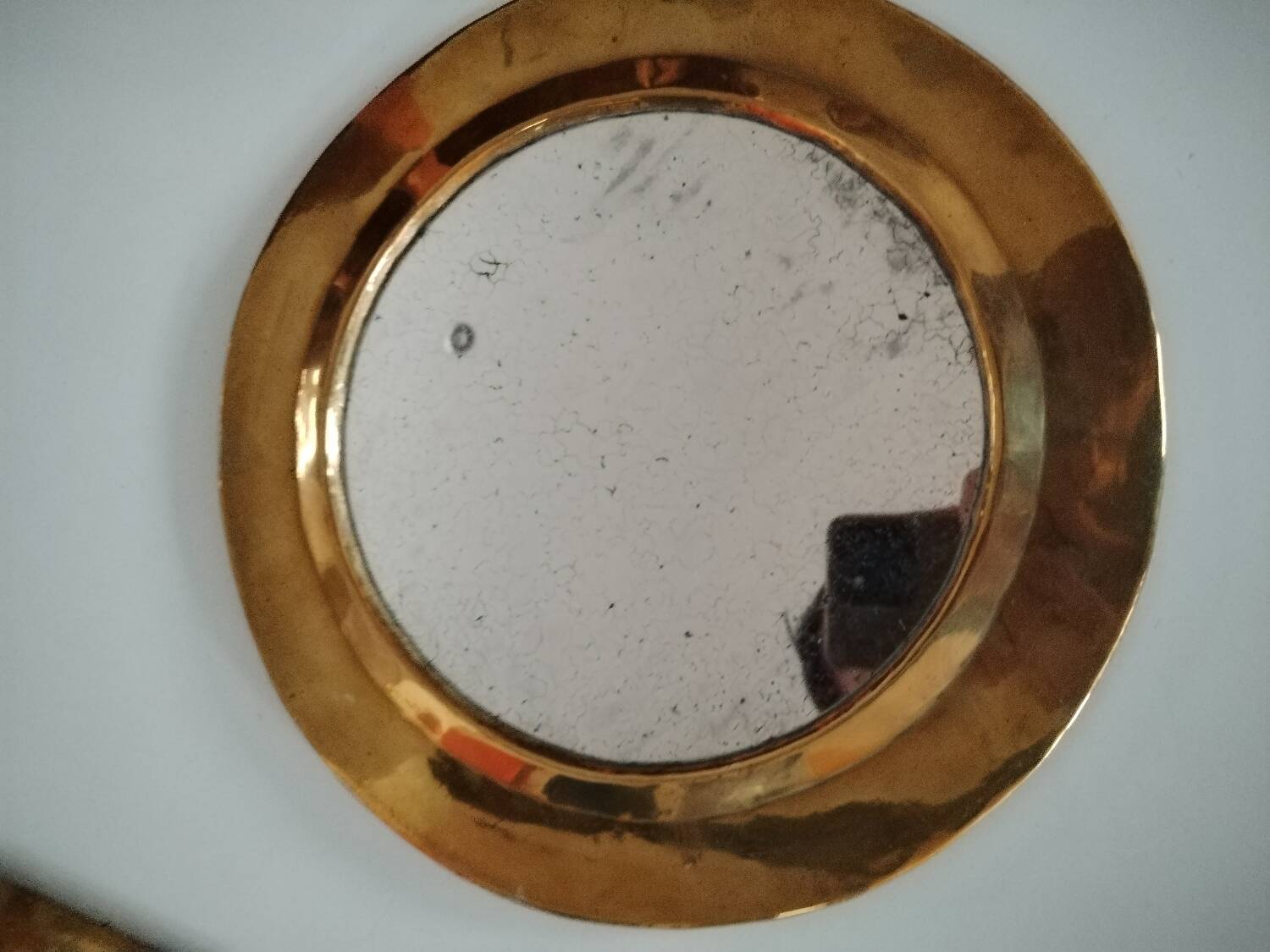 Pretty round mirror in brass and quilted glass