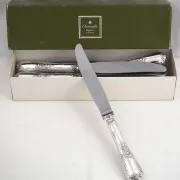 Christofle Marly, 12 silver-plated table knives, in excellent condition.