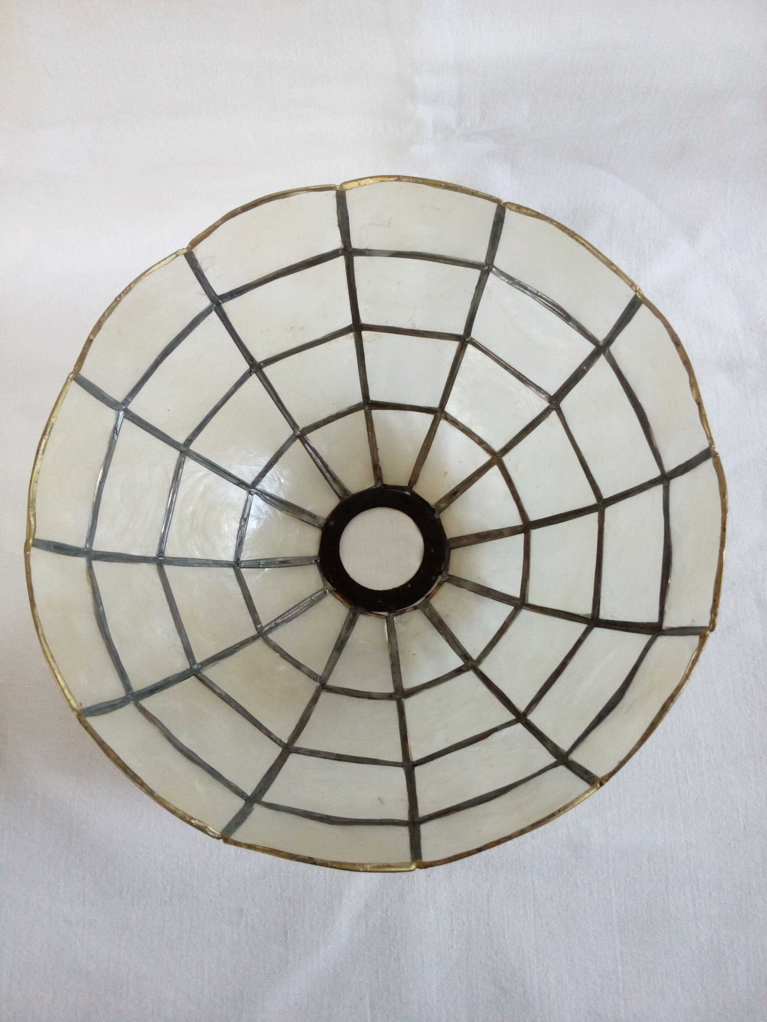 Mother-of-pearl lampshade for hanging