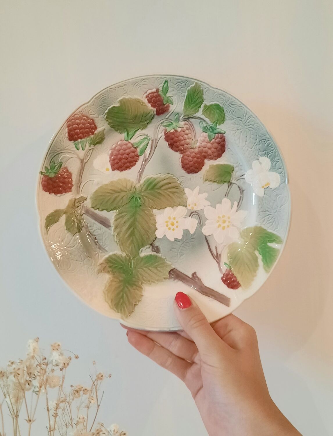 Assiette en barbotine