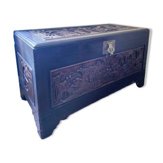 Ancien grand coffre en bois sculpté acheté en Chine