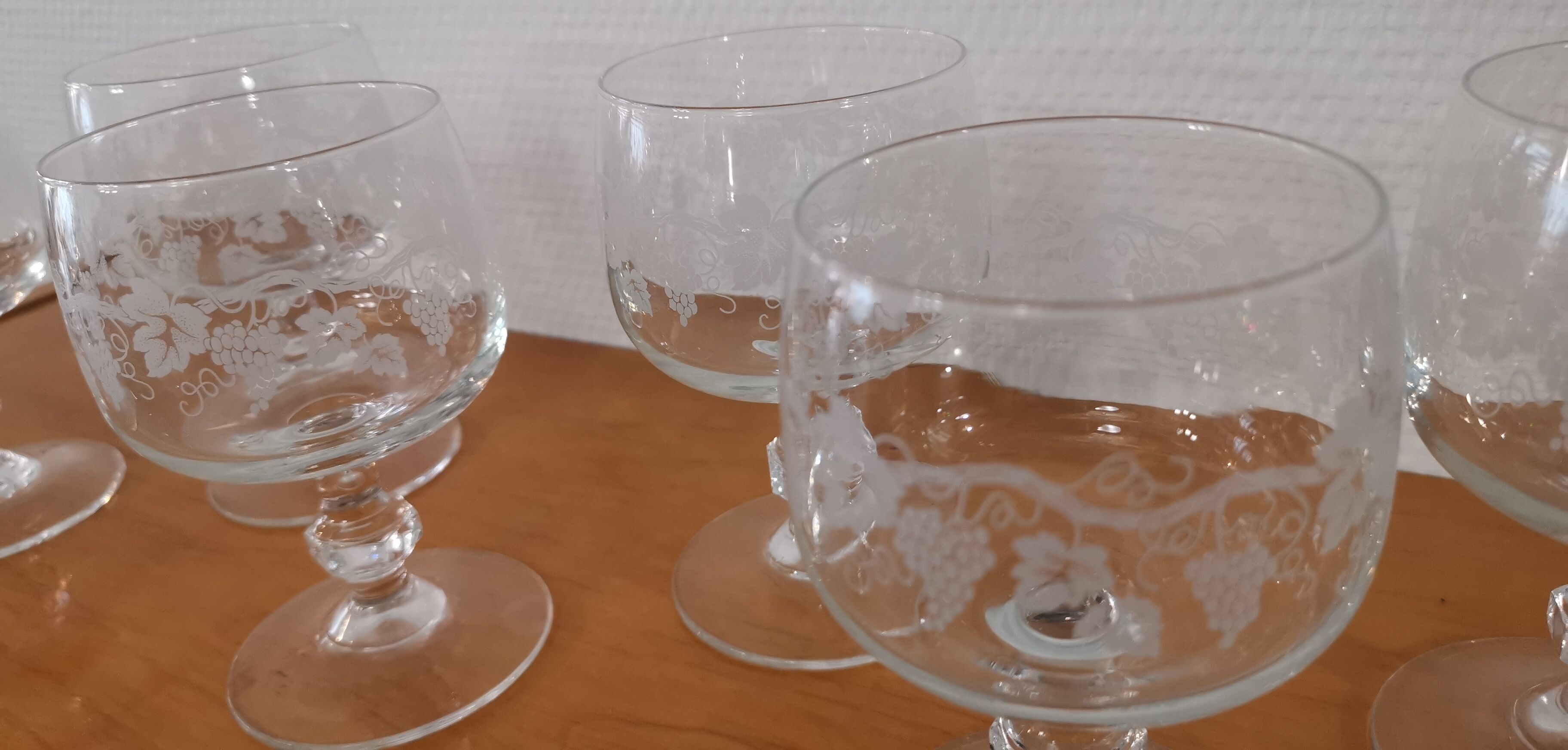 Set of 6 water glasses on feet, grape decoration and Luminarc vine shoot