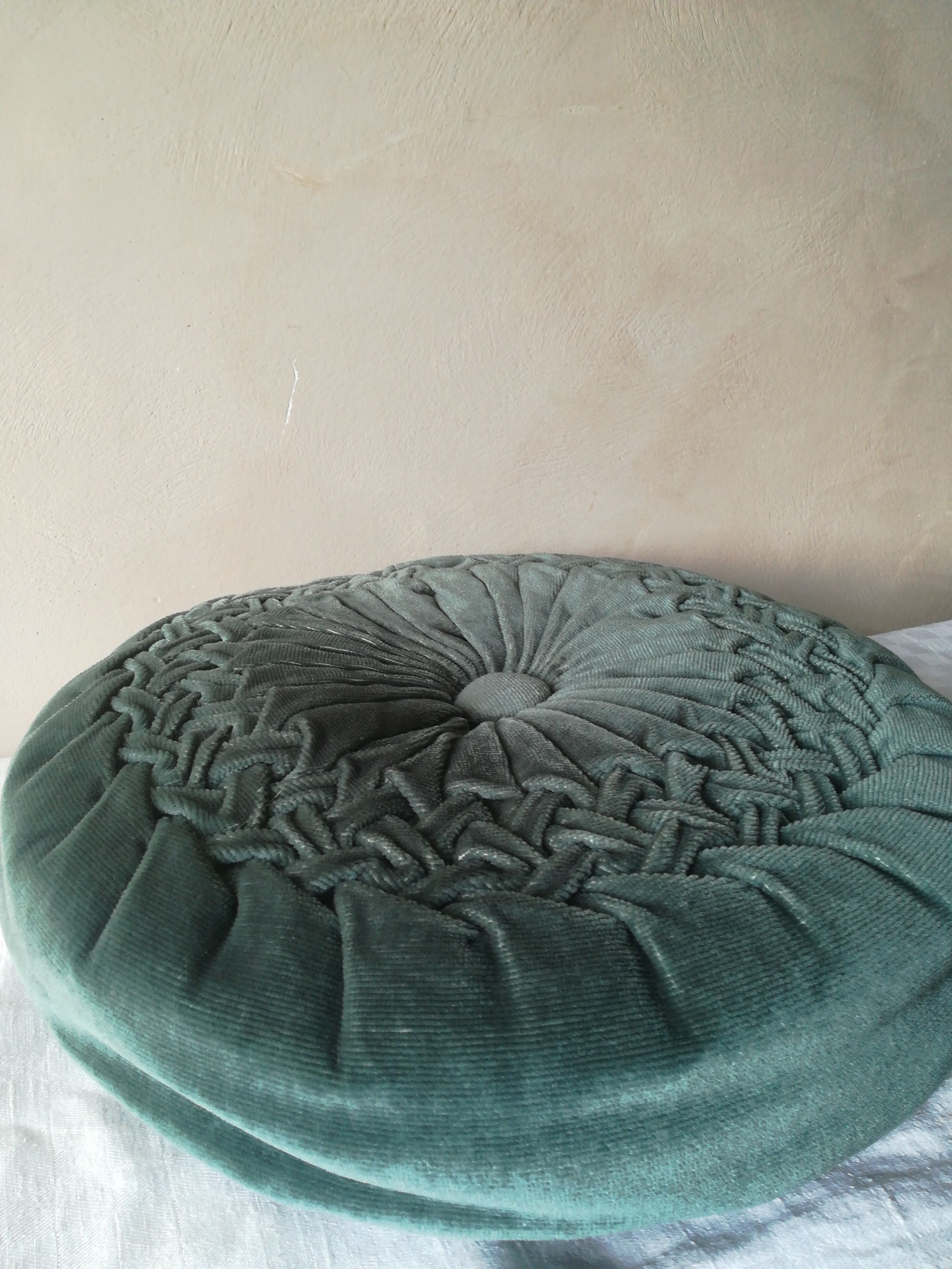 Round cushion in pleated Velvet 43cm