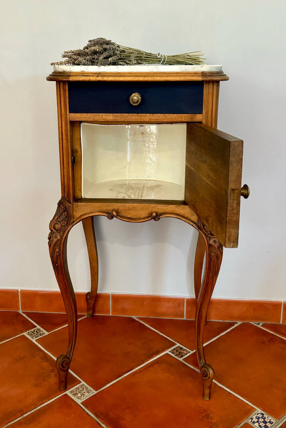 Table de chevet ancienne en bois et plateau en marbre, France fin XIXème
