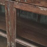 Armoire ancienne vitrée en bois avec fond métal