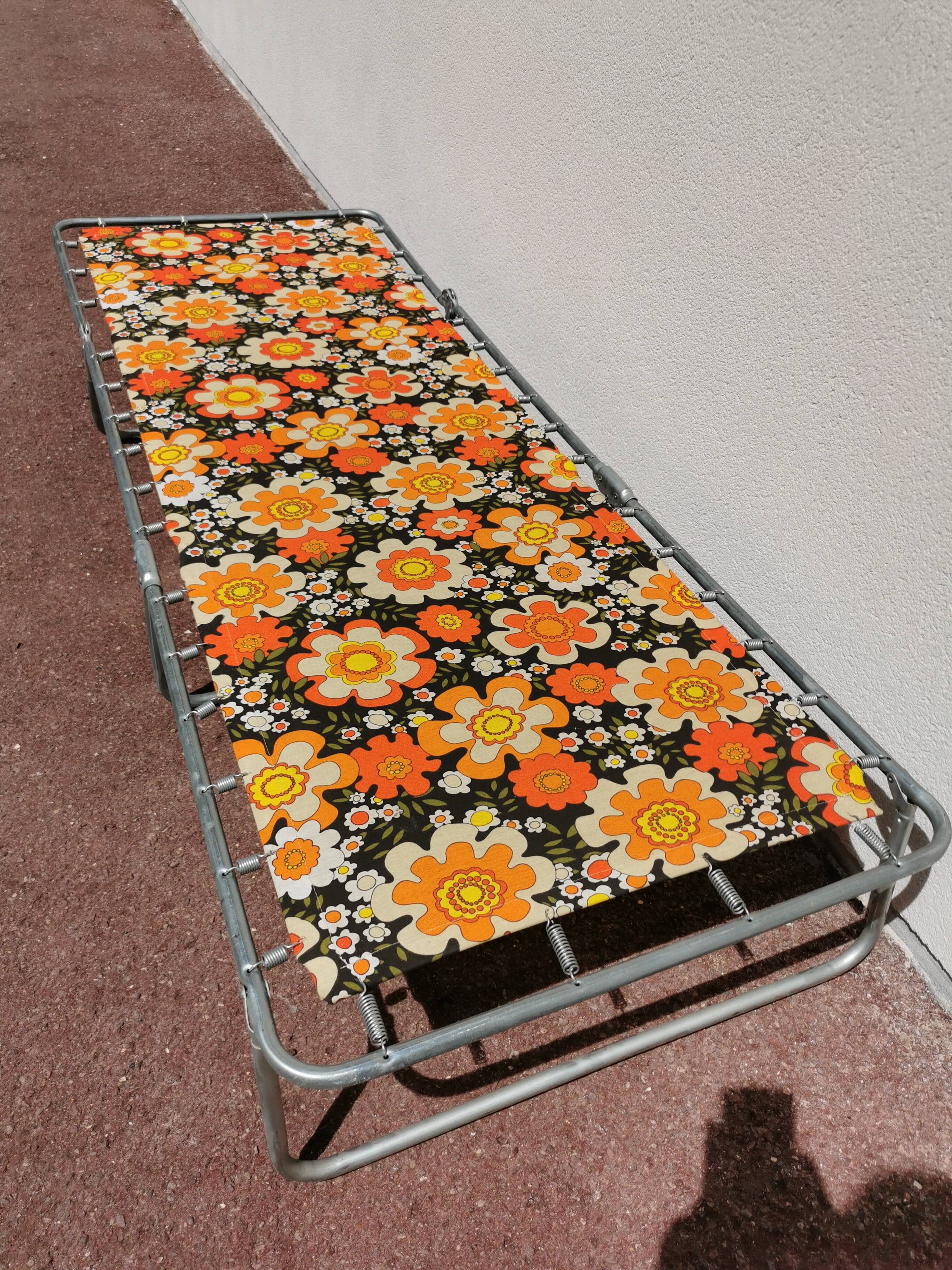 Vintage SOleil bath, Orange flower deckchairs
