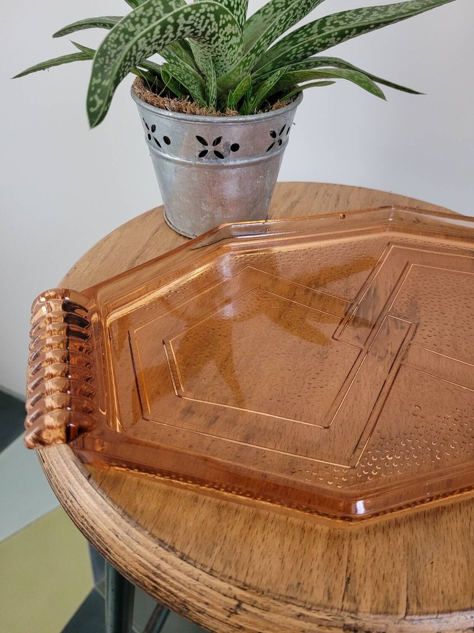 Plateau hexagonal en verre rose art déco