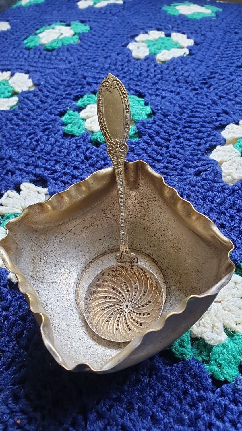 Sprinkling spoon and bowl