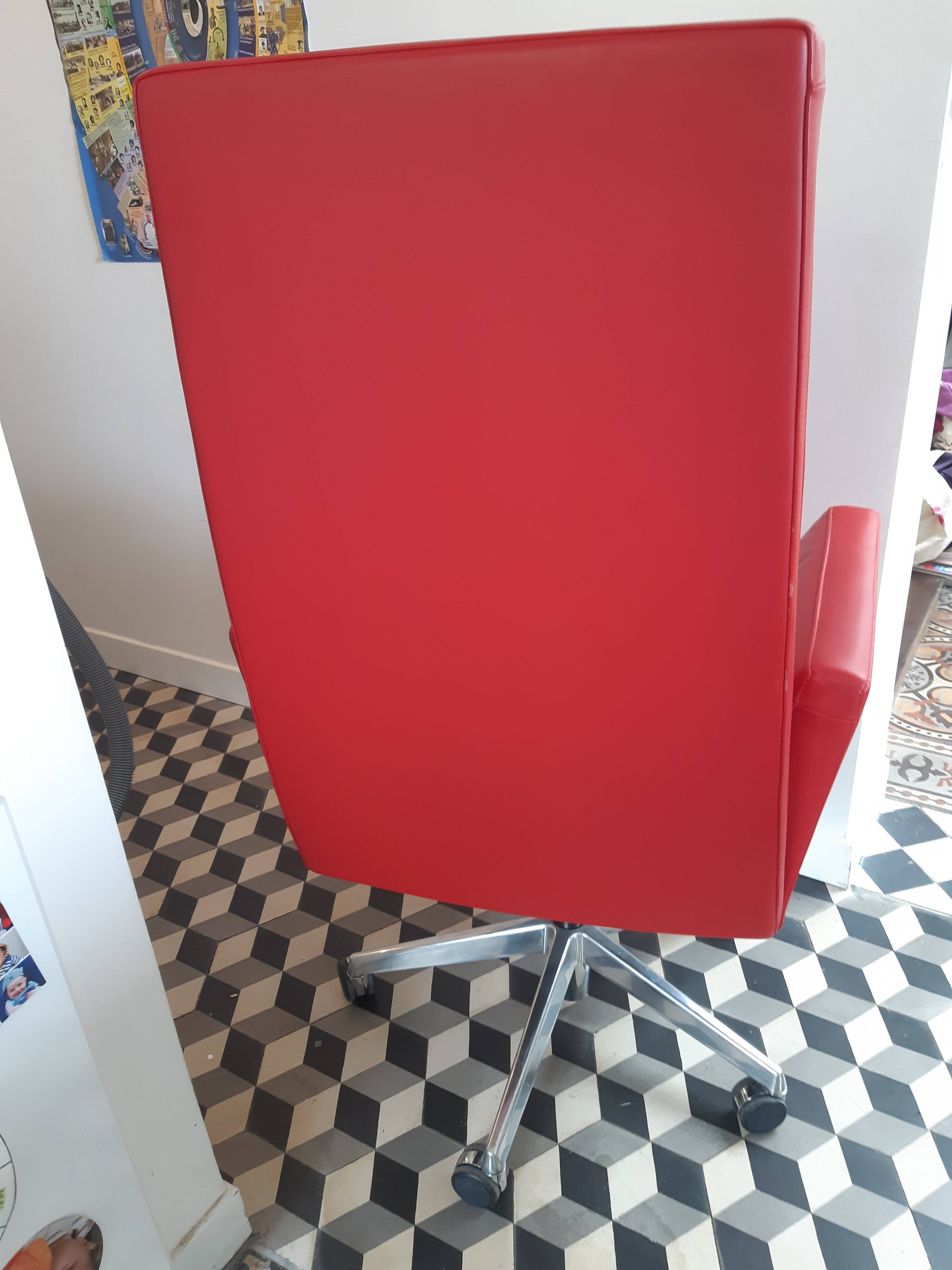 Poltrona Frau Chancellor President red office chair with wheels