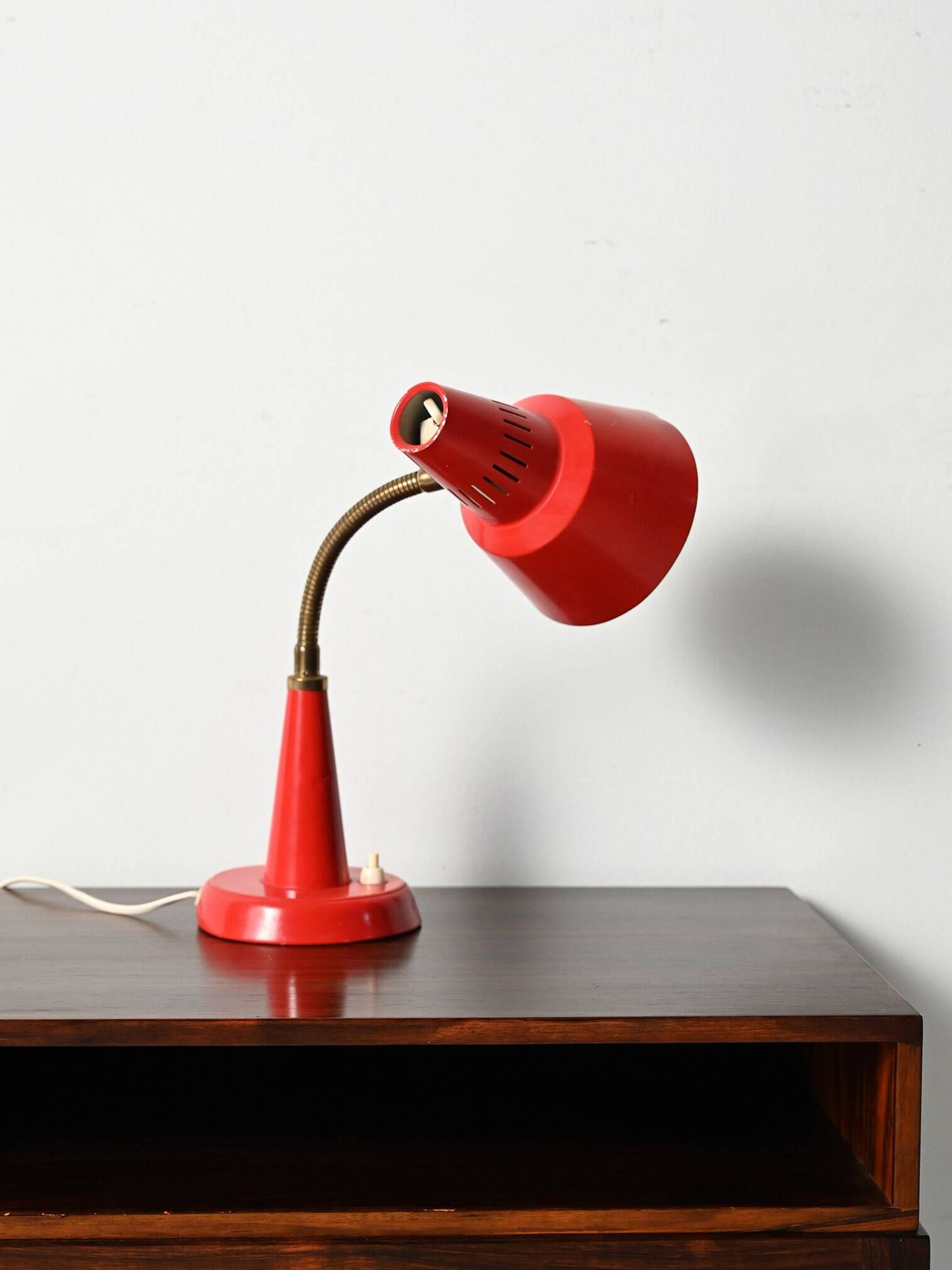 Lampe de table scandinave rouge Gemi, années 1960