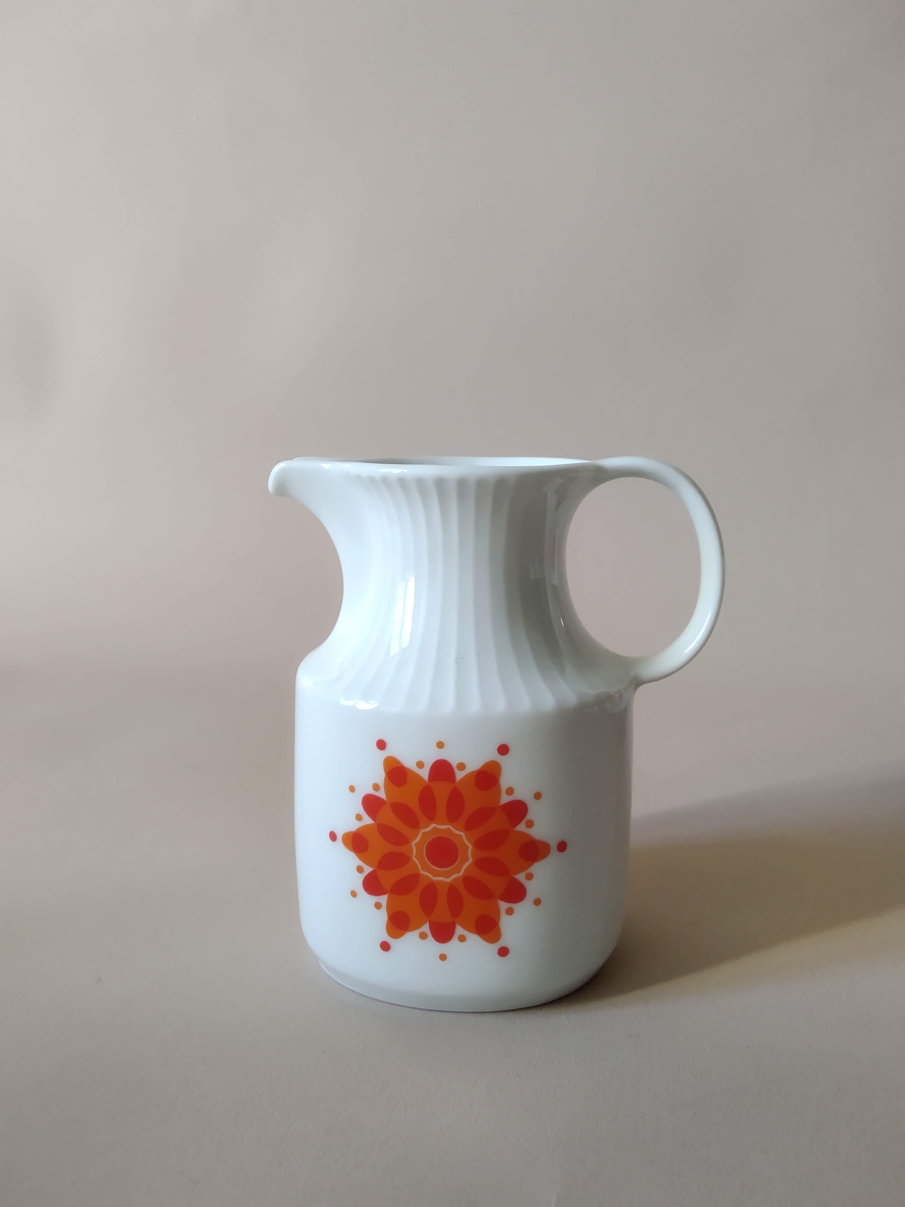 Lot 12 tasses à café et pot à lait en porcelaine Ak Kaiser années 70