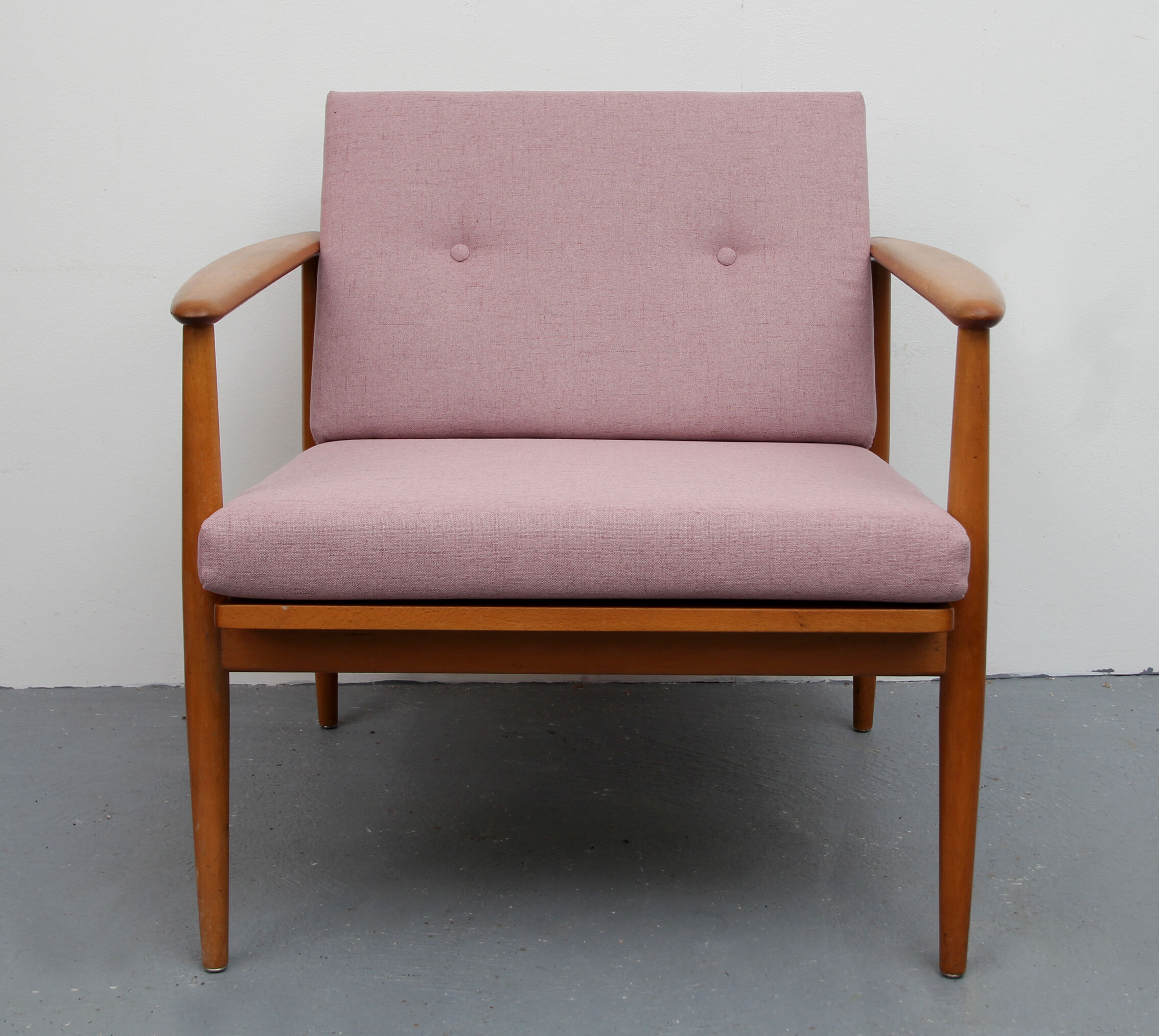 Scandinavian pink armchair in beech wood - 1960s