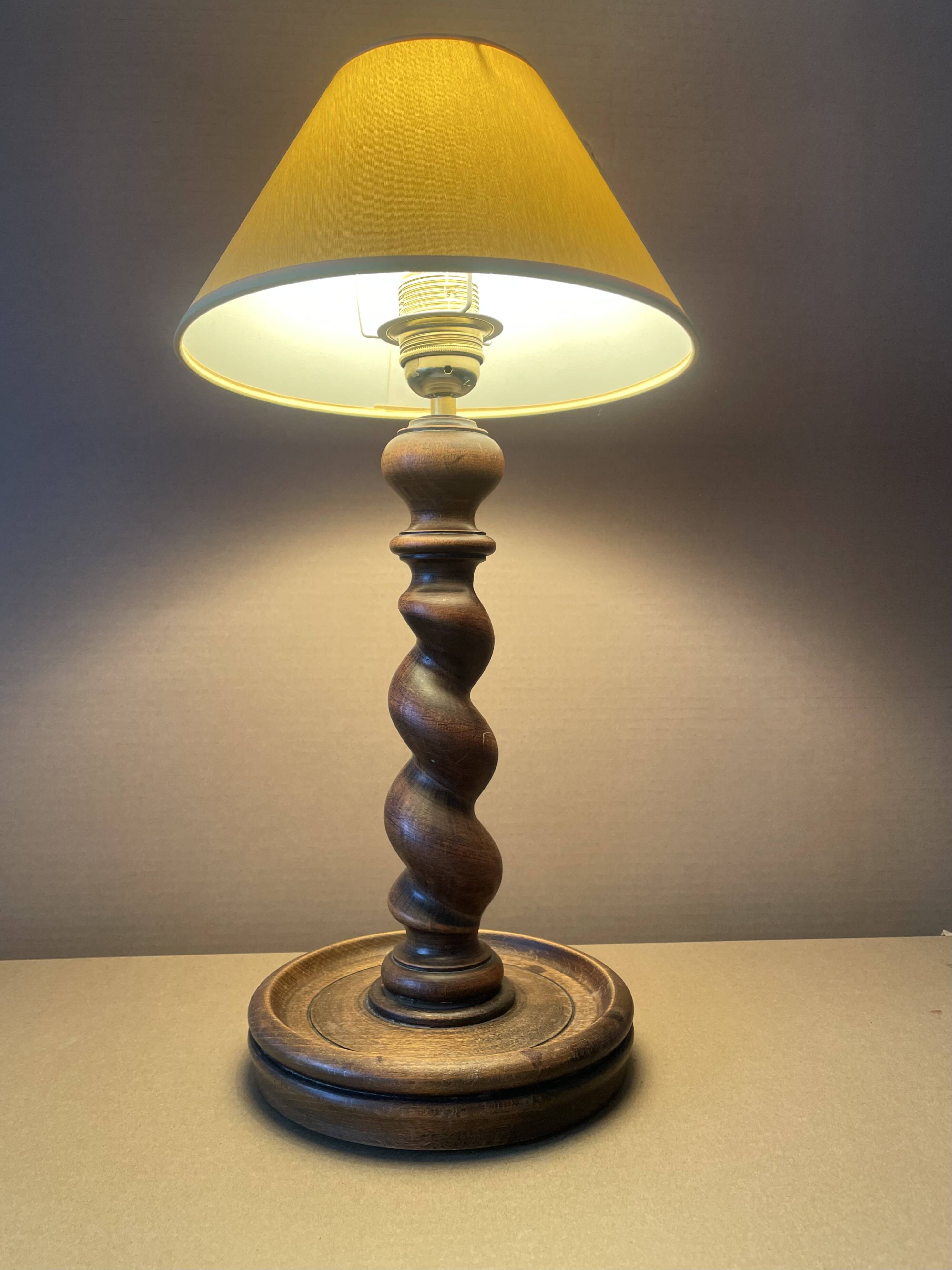 Lampe en bois ancienne