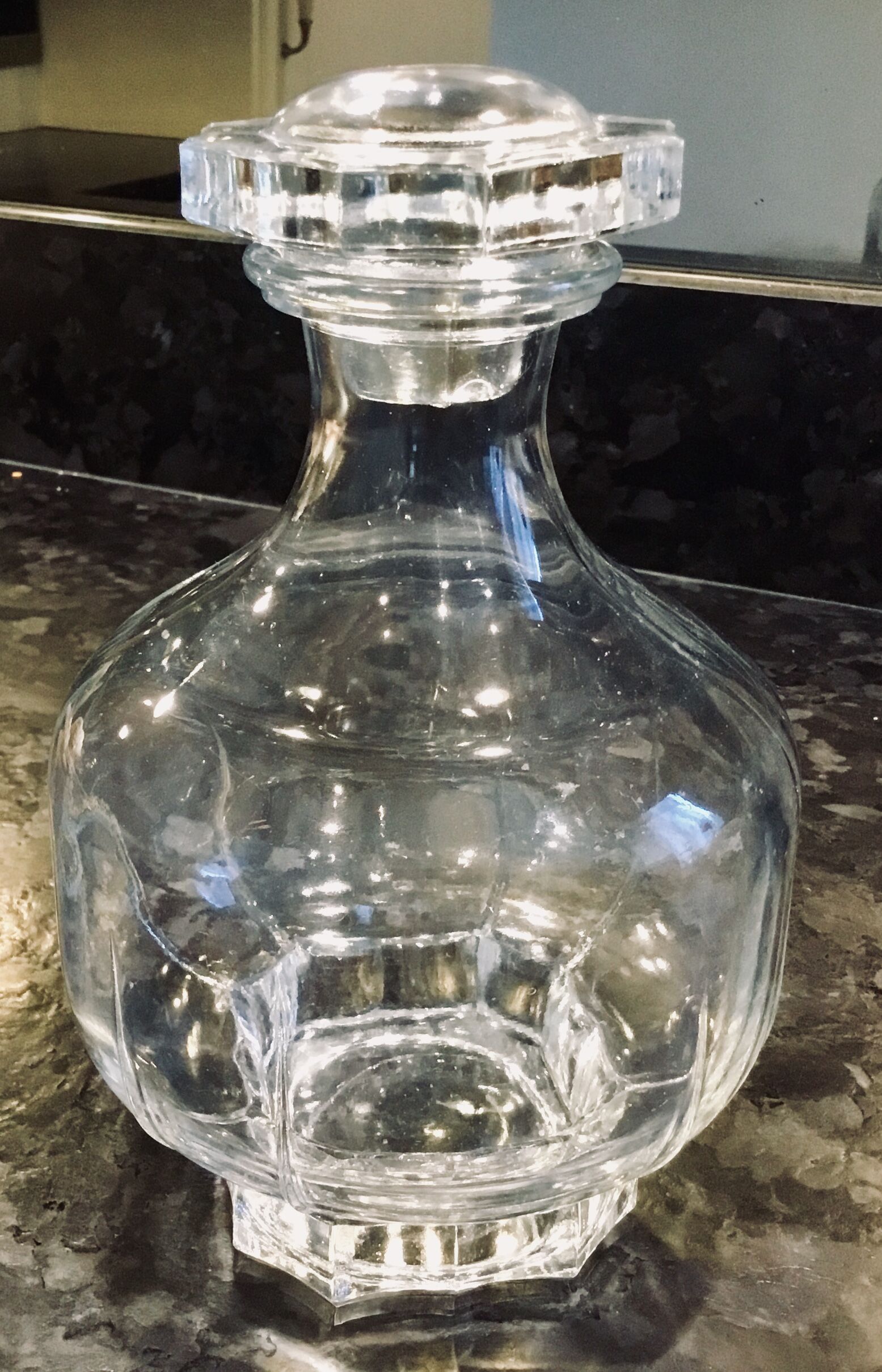 Carafe art deco en verre avec bouchon