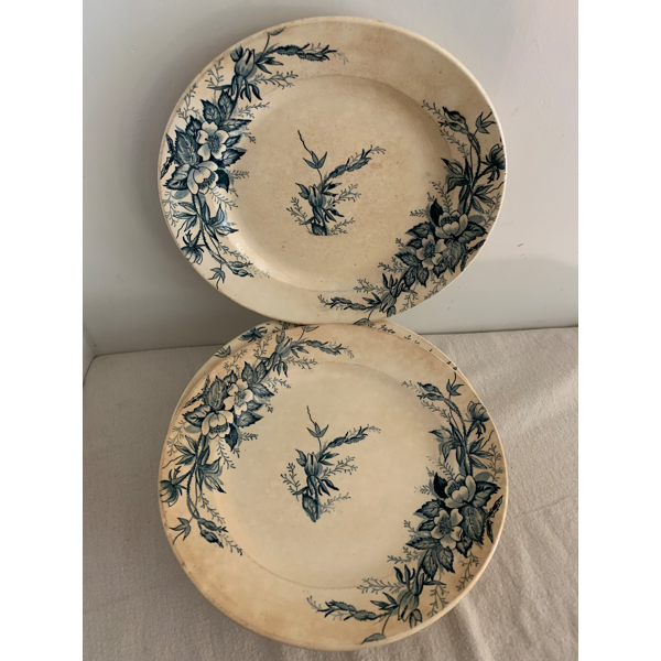 Set de 12 assiettes en porcelaine ancienne bleue et blanche Terre de Fer HB et Cie ChoisyleRoi Set de 12 assiettes en porcelaine ancienne bleue et blanche Terre de Fer HB et Cie ChoisyleRoi
