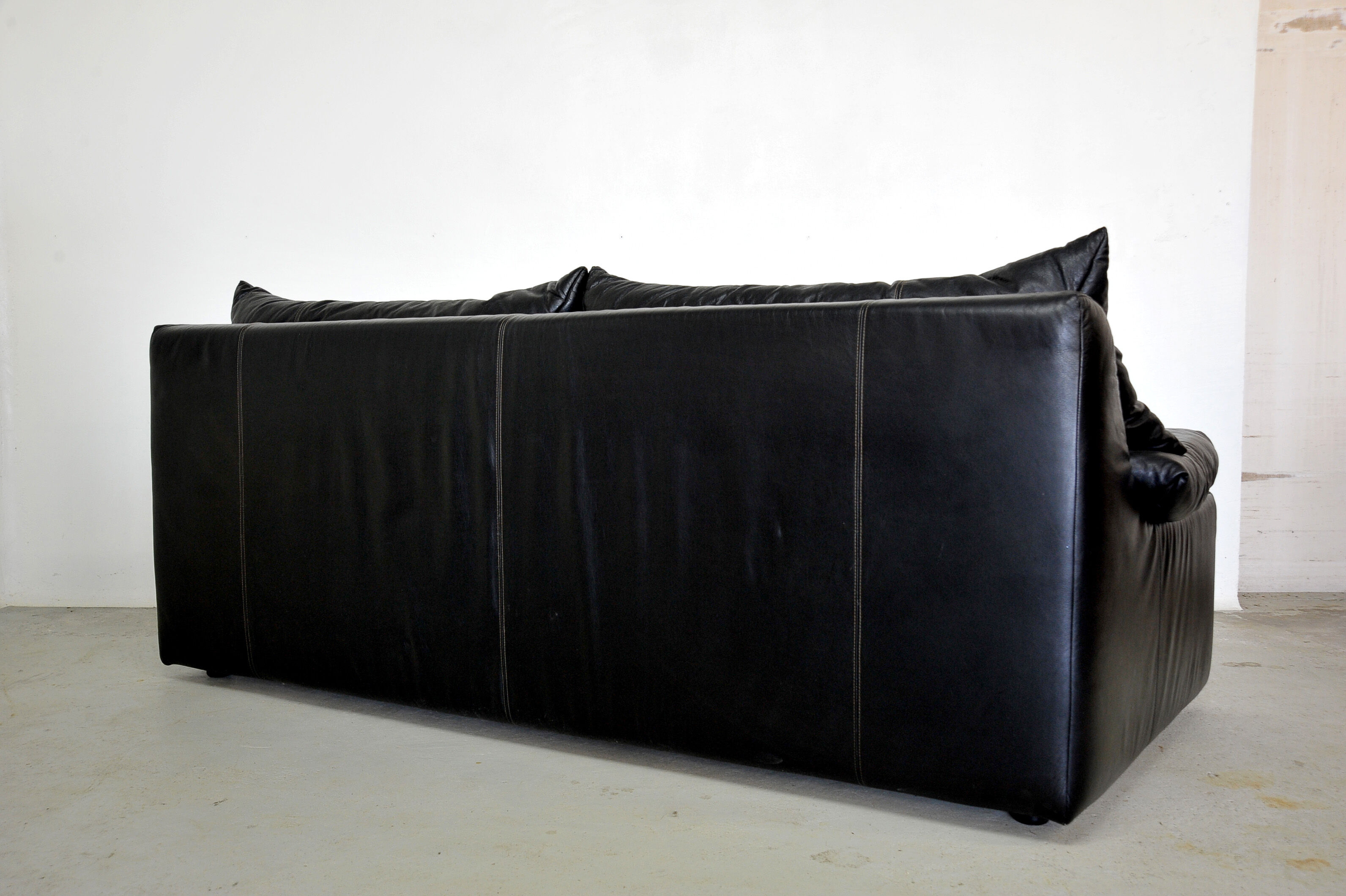 Black leather sofa, Cinna 80