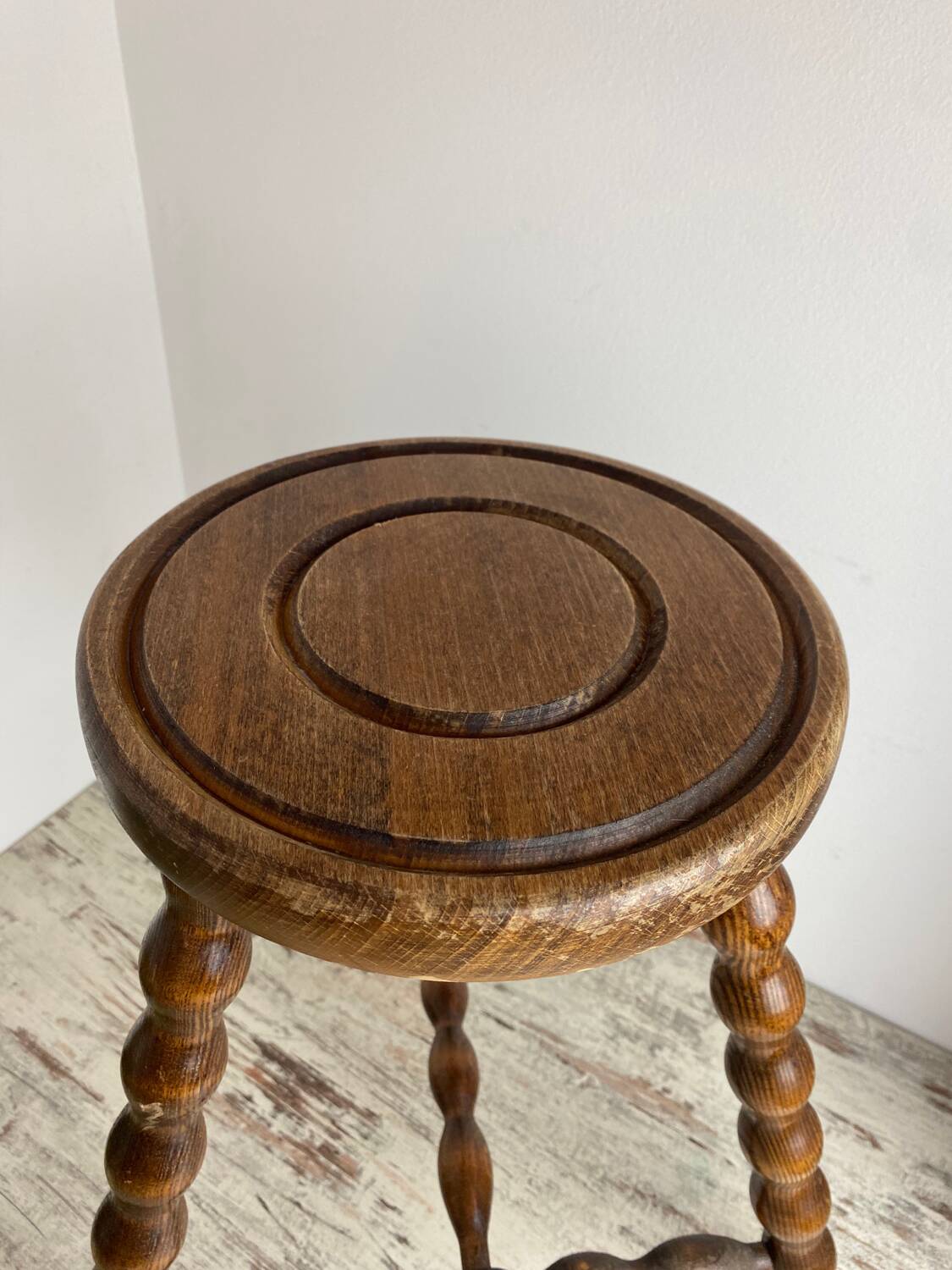 Tabouret tripode en bois tourné