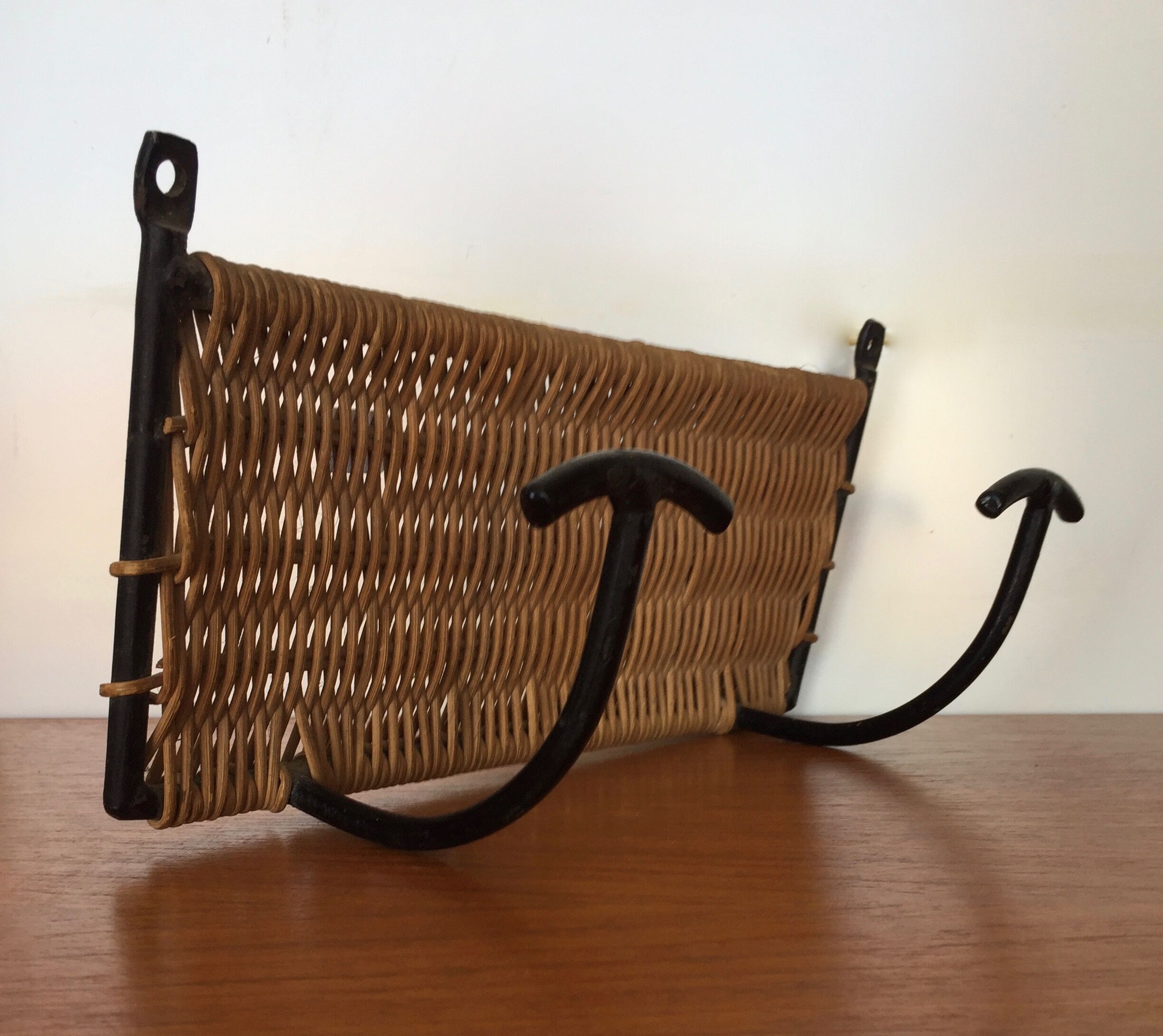 Coatrack 2 metal and wicker pads