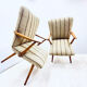 Une paire de chaises vintage avec des rayures