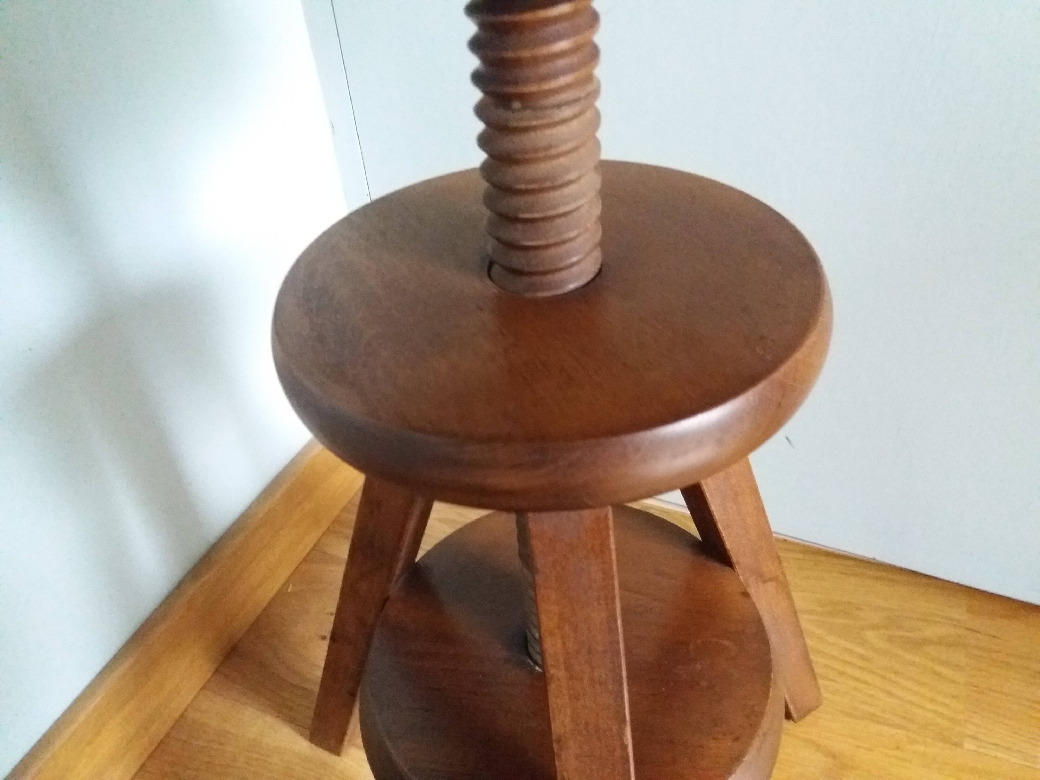 Adjustable screw tripod stool