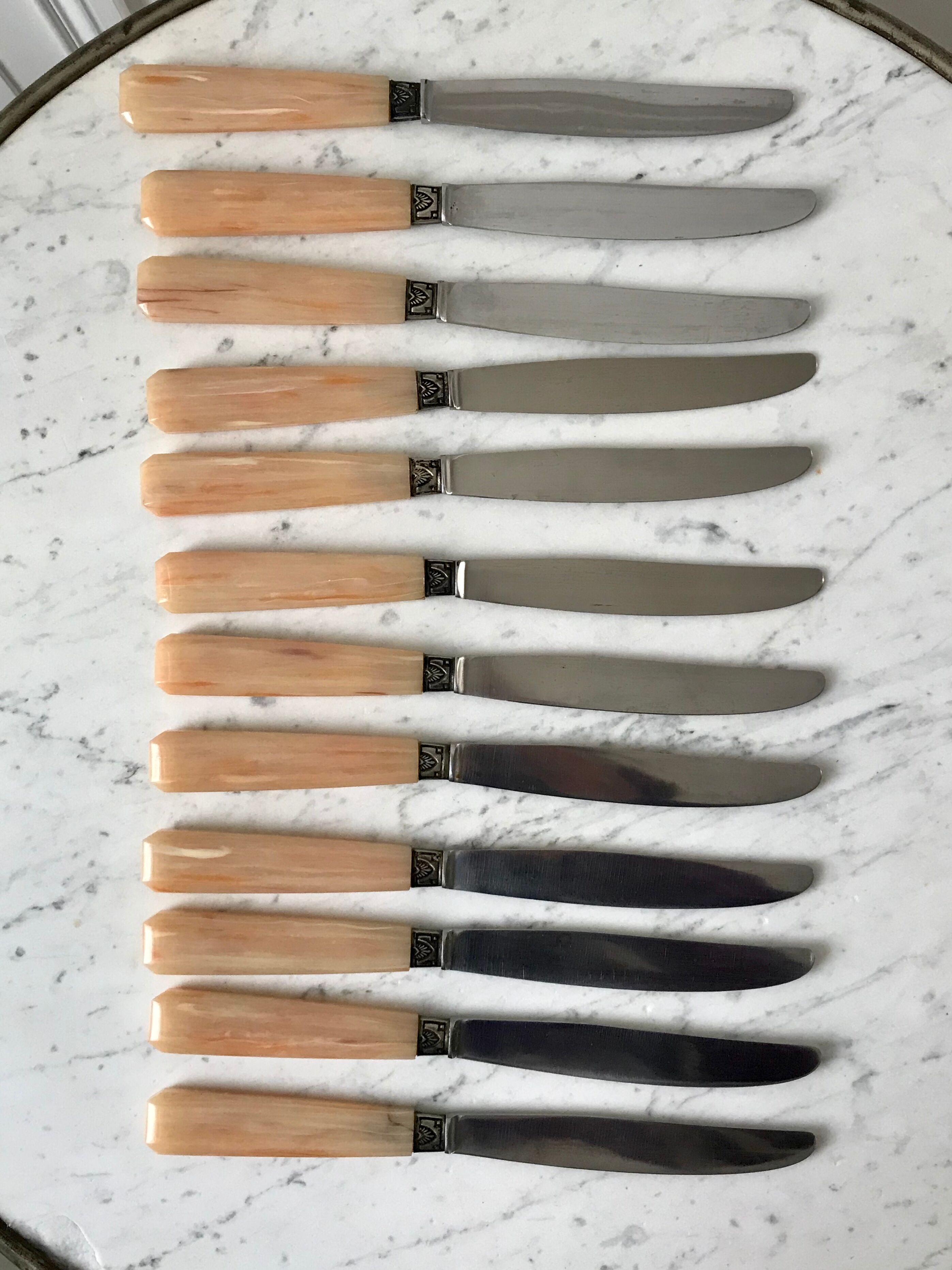 Ensemble de 12 couteaux en corne années 60