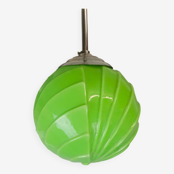 Lampe suspendue globe opaline verte de style Art Déco années 1960