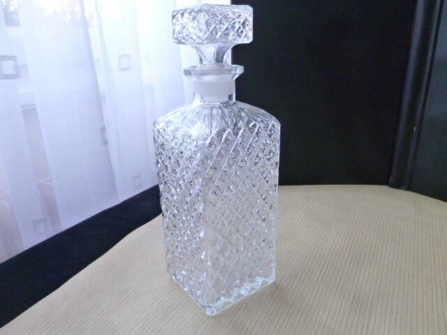 Carafe à porto ou whisky en verre taille diamant  Années 70