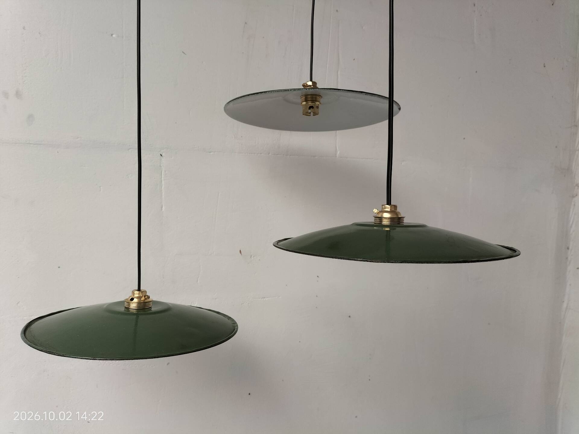 Suspensions in enamelled sheets