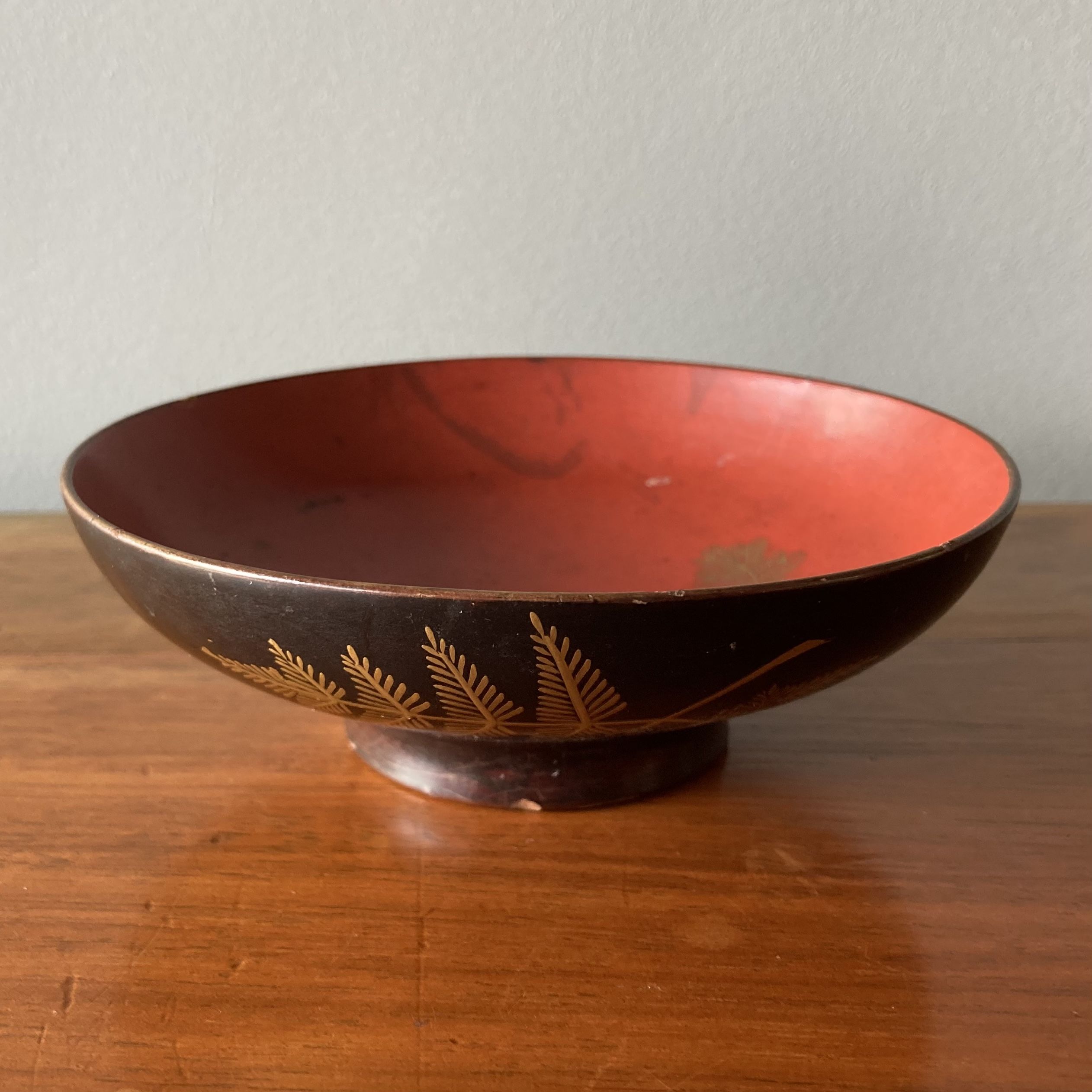 Empty-pocket bowl in lacquered and gilded wood, Japanese work of the 1920s-1930s