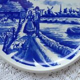 Assiette plate bleue et blanche porcelaine royal manufacture boch belgique. piece de 1950. assiette cadeau amoureux