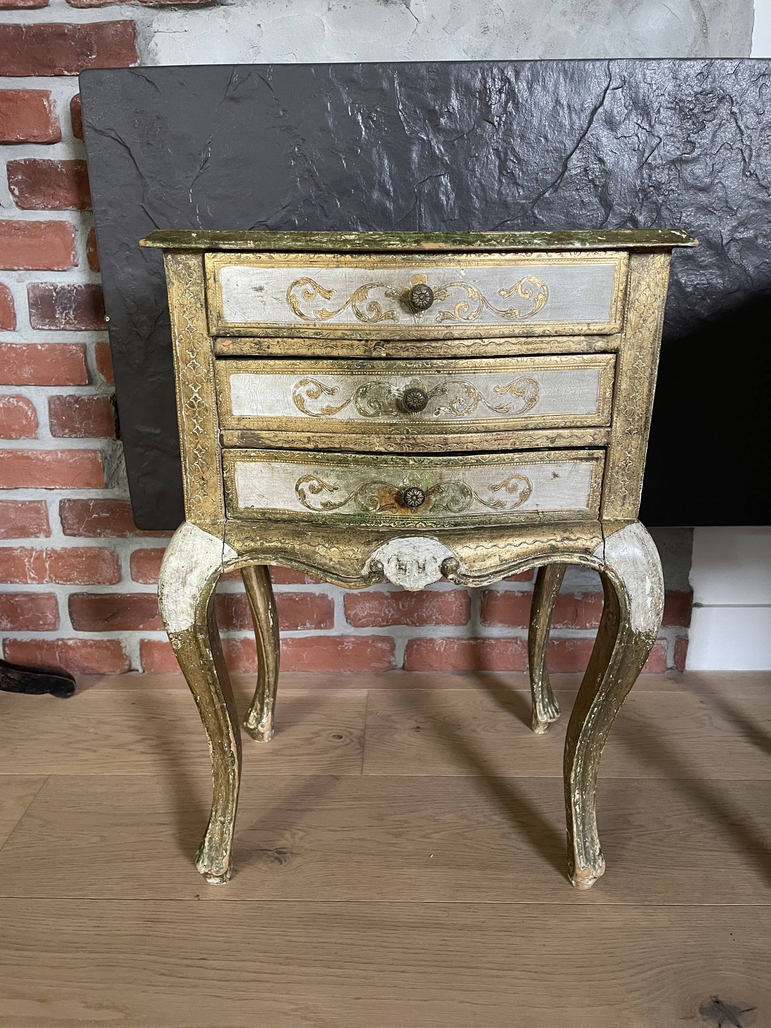Bedside pair, 3 drawers, 1 drawer and a niche, painted golden wood, italian renaissance style