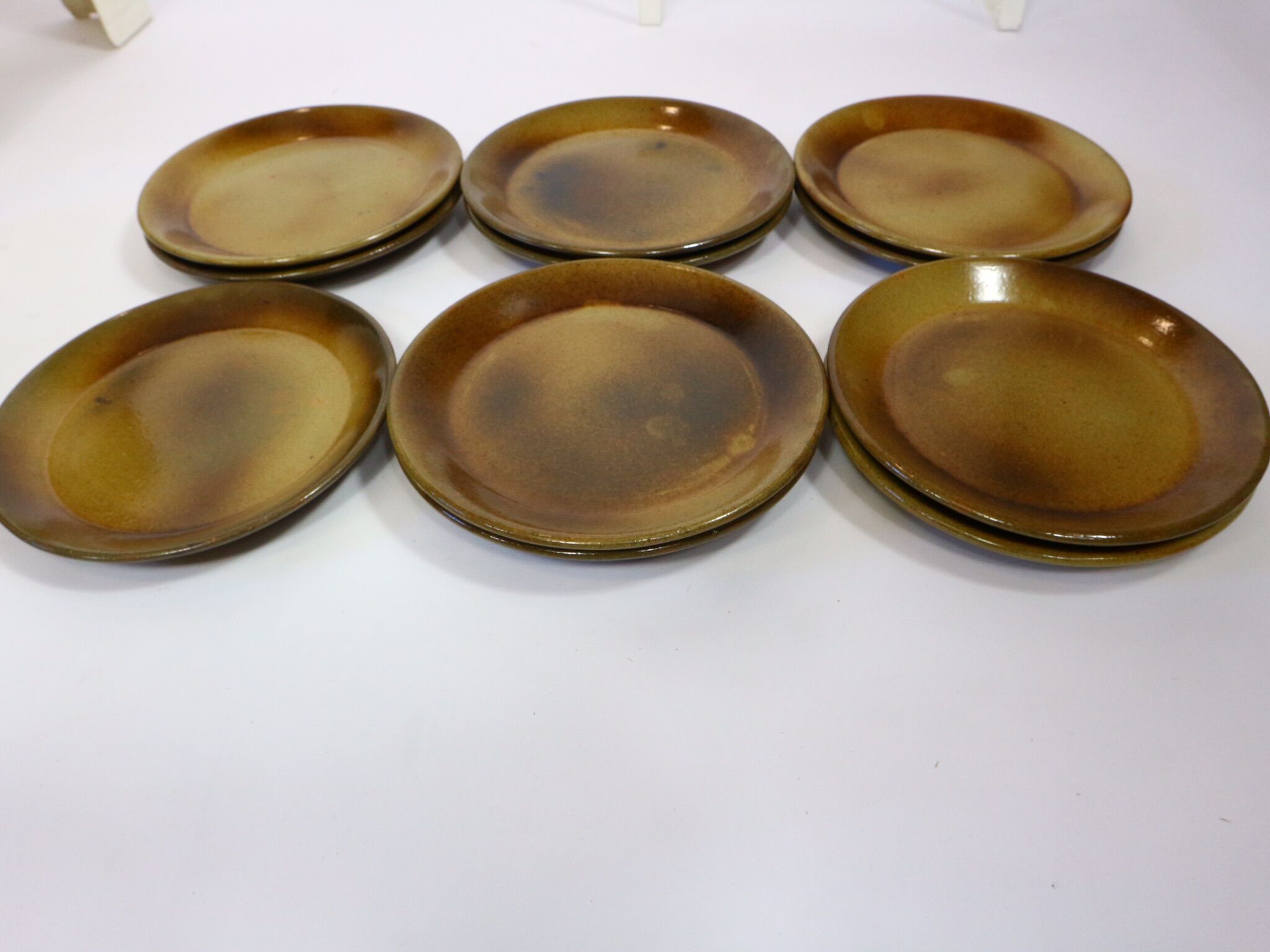 Vintage service plates and serving trays, 39 pieces, silk-screened.