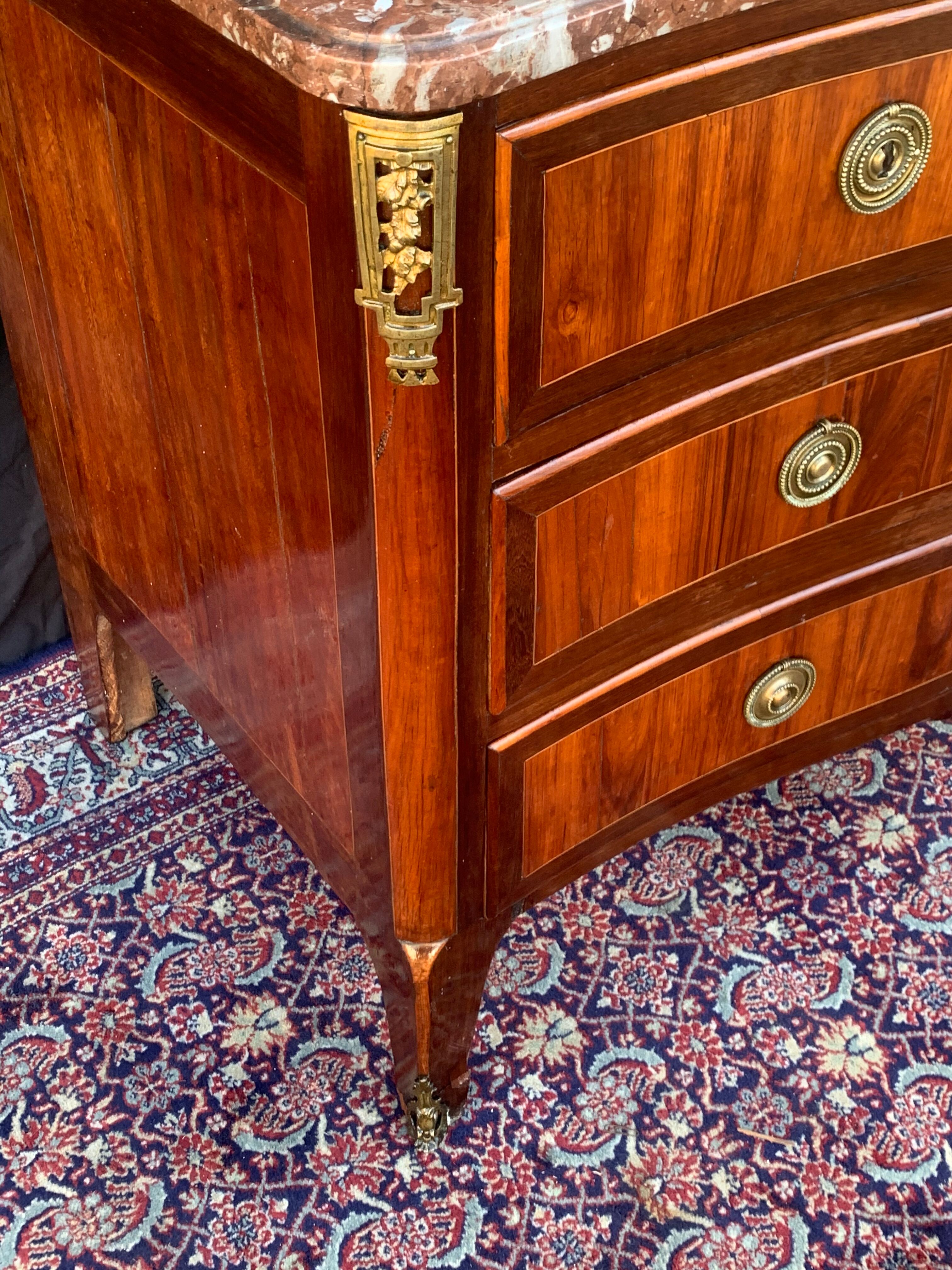 Commode galbée en marqueterie d’époque transition