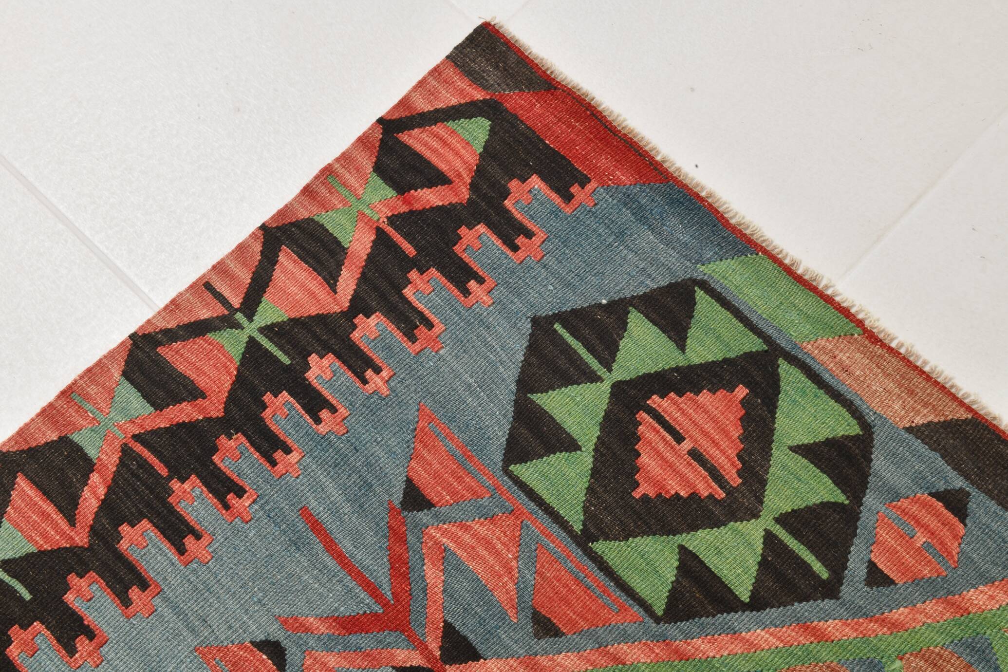 Kilim vintage anatolien tons bleu, vert et rouge géométrique, 160x317 Cm