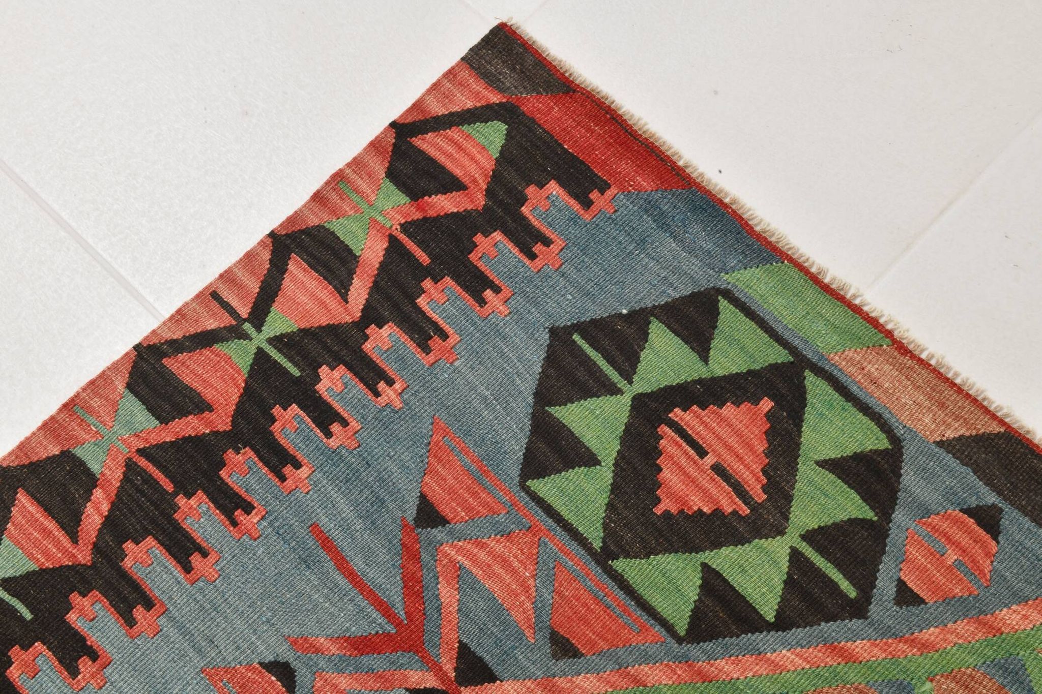 Kilim vintage anatolien tons bleu, vert et rouge géométrique, 160x317 Cm