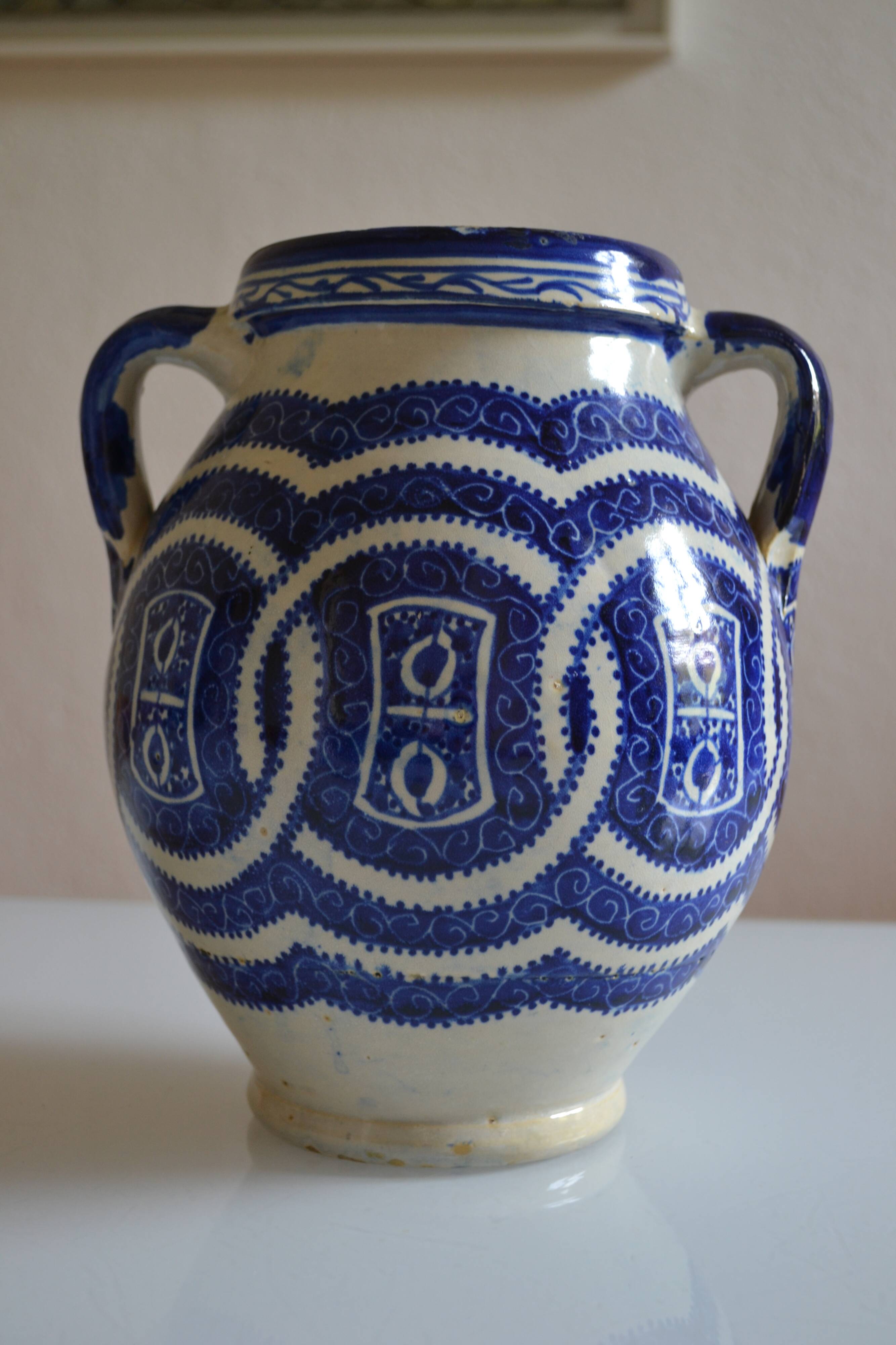 Large vase from the Serghini workshop, ancient Moroccan ceramics, first half of the 20th century.